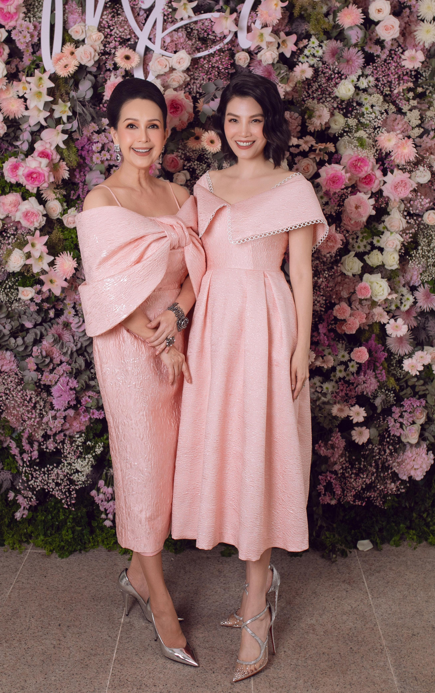 Diễn viên Diễm My trẻ trung với chiếc đầm trễ vai, được tạo điểm nhấn bằng chiếc nơ to bản đối xứng. Cựu siêu mẫu Vũ Cẩm Nhung điệu đà, trẻ trung khi diện đầm xoè, vai trễ.