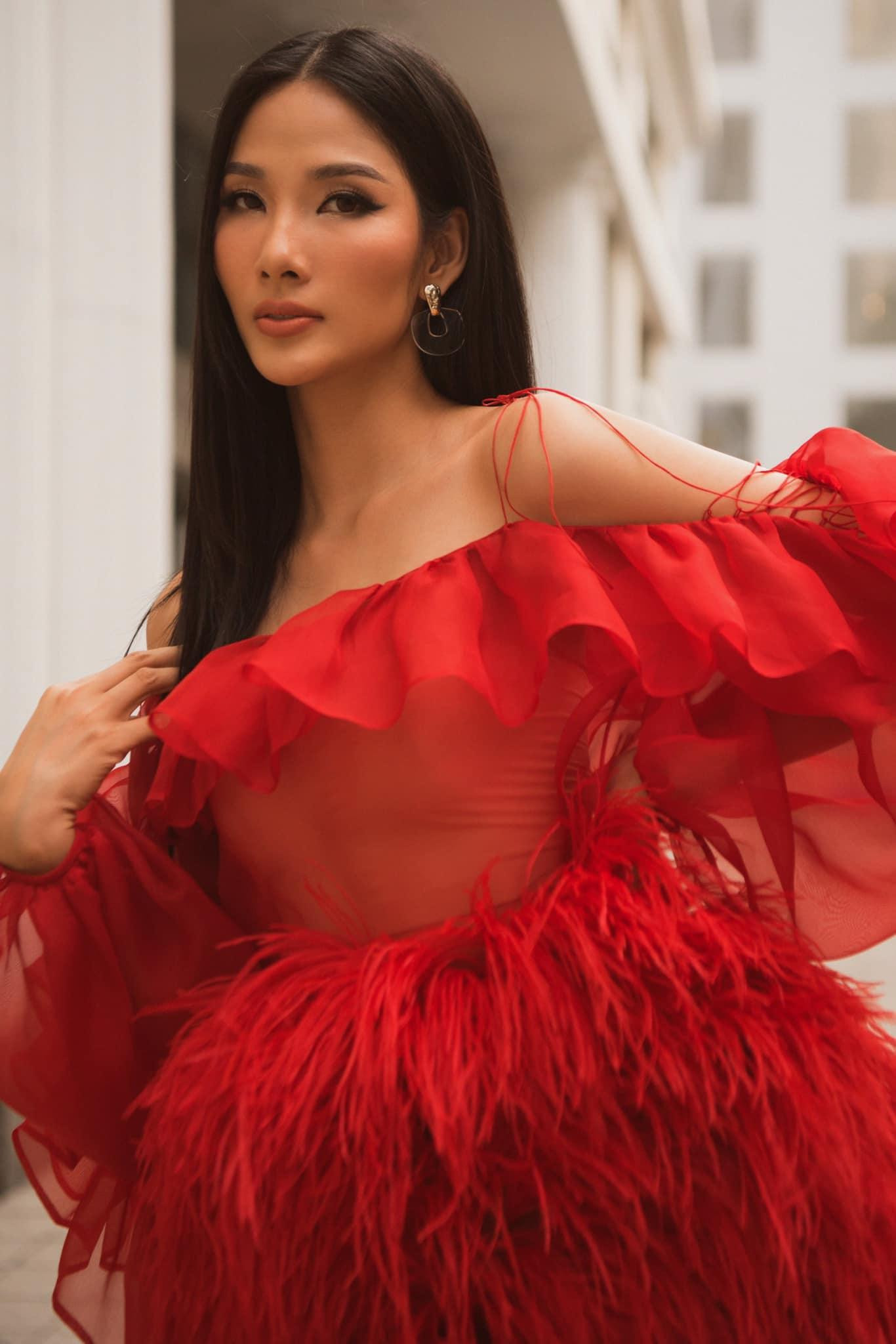 Á hậu Hoàng Thuỳ nổi bật với bộ váy lông vũ cầu kỳ đỏ rực.