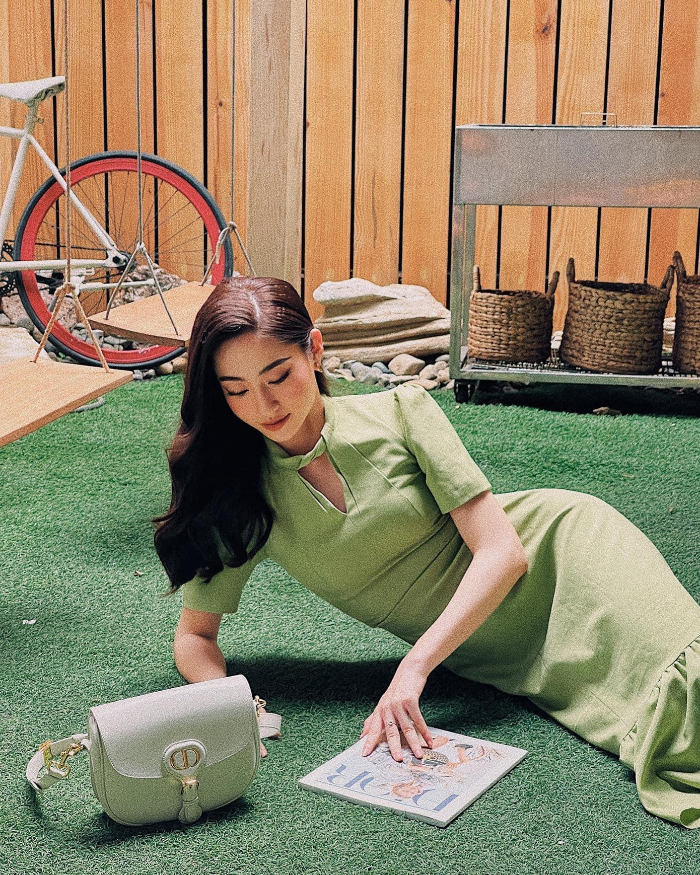 Hoa hậu Lương Thuỳ Linh đẹp tựa &apos;nàng thơ&apos; trong ngày cuối tuần.