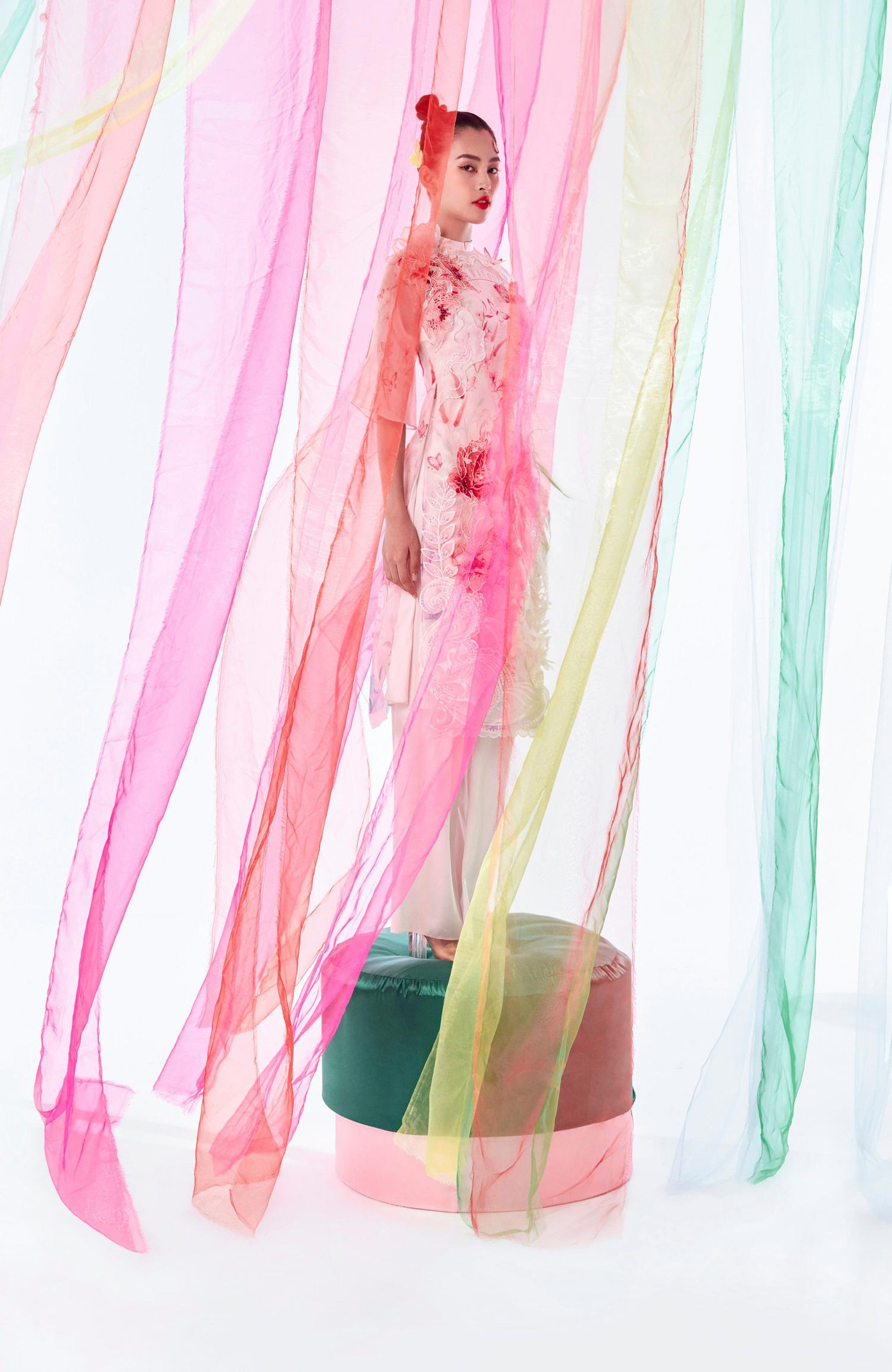 Nàng hậu sinh năm 2000 diện áo dài cách điệu, đính kết cầu kỳ với nhiều tông màu rực rỡ.