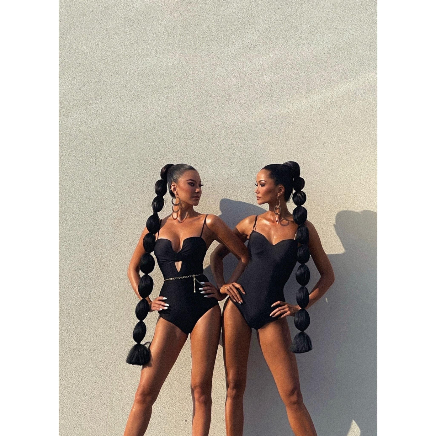 H'Hen Niê và Kim Duyên có màn đọ dáng cực 'gắt' khi diện mẫu áo tắm một mảnh màu đen với những khoảng cắt xẻ táo bạo.