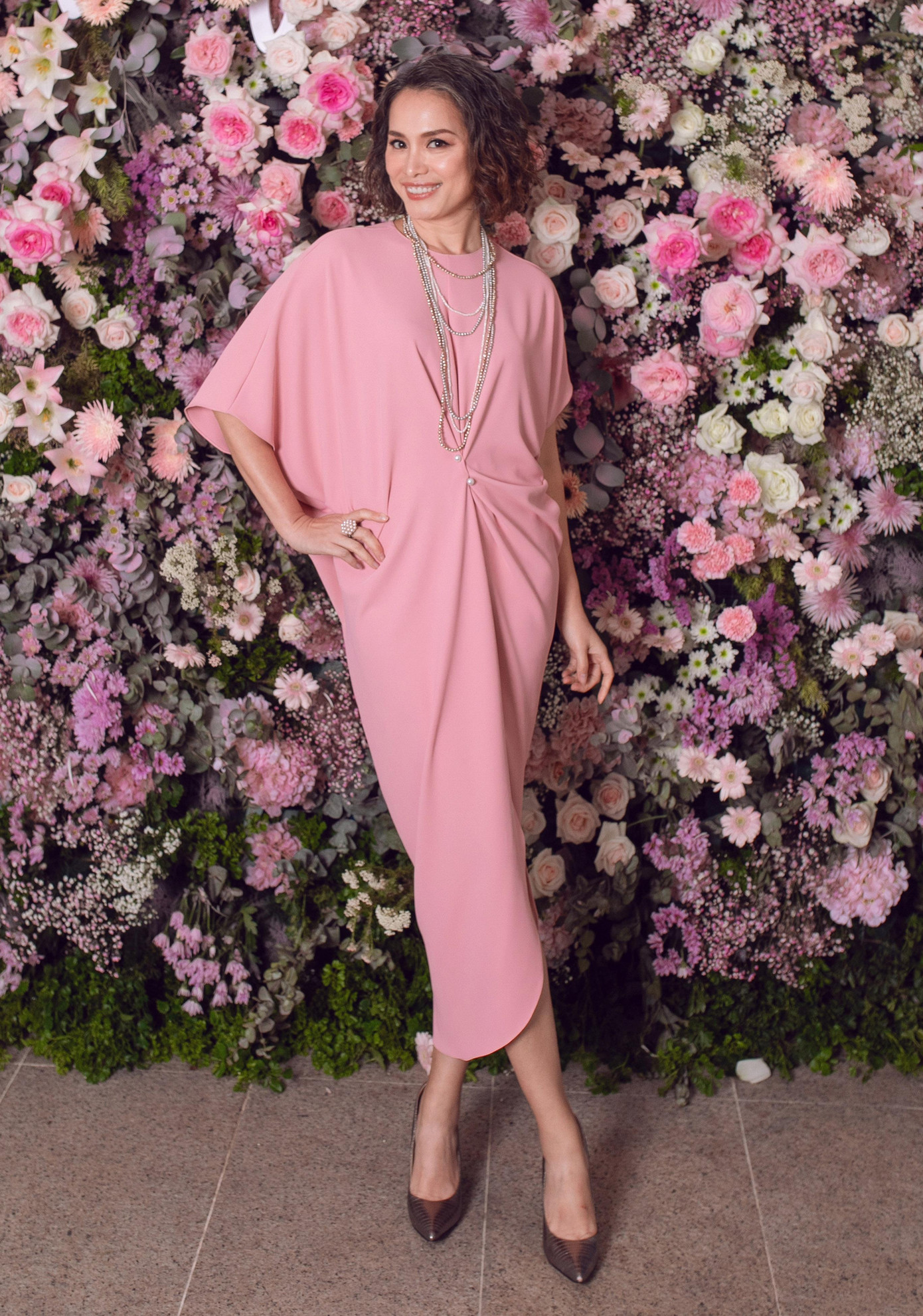 Hoa hậu Ngọc Khánh bất ngờ cũng xuất hiện trong buổi tiệc này. Cô diện bộ váy tông màu hồng dáng xuông cực kỳ sang trọng, đằm thắm. Đã lâu Hoa hậu Việt Nam 1998 mới tham dự một sự kiện showbiz nhưng vẫn giữ được sức cuốn hút.