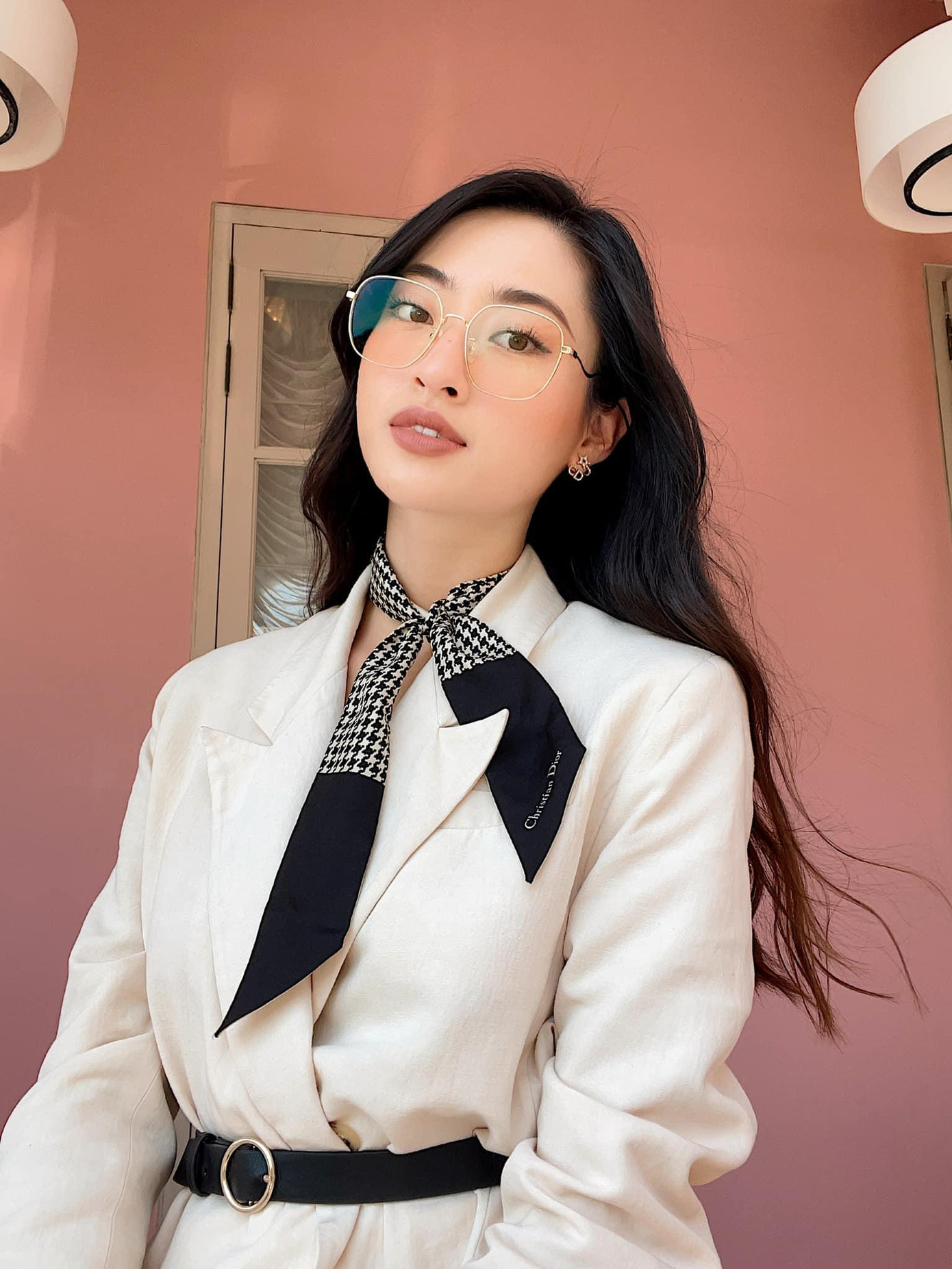 Hoa hậu Lương Thuỳ Linh hoá nàng công chúa với set đồ cực kỳ 'bánh bèo'. Hoa hậu Lương Thuỳ Linh hoá nàng công chúa với set đồ cực kỳ 'bánh bèo'.