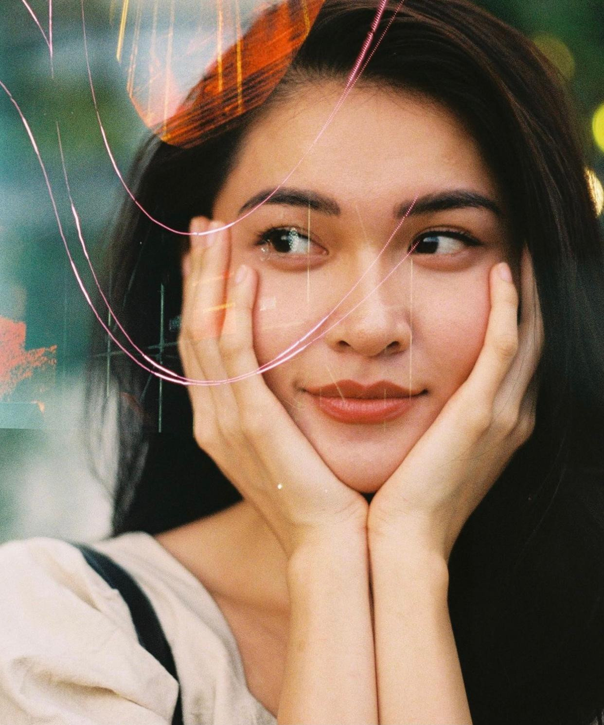 Á hậu Thuỳ Dung khoe vẻ đẹp trong trẻo và mơ màng tựa 'nàng thơ' xinh đẹp.