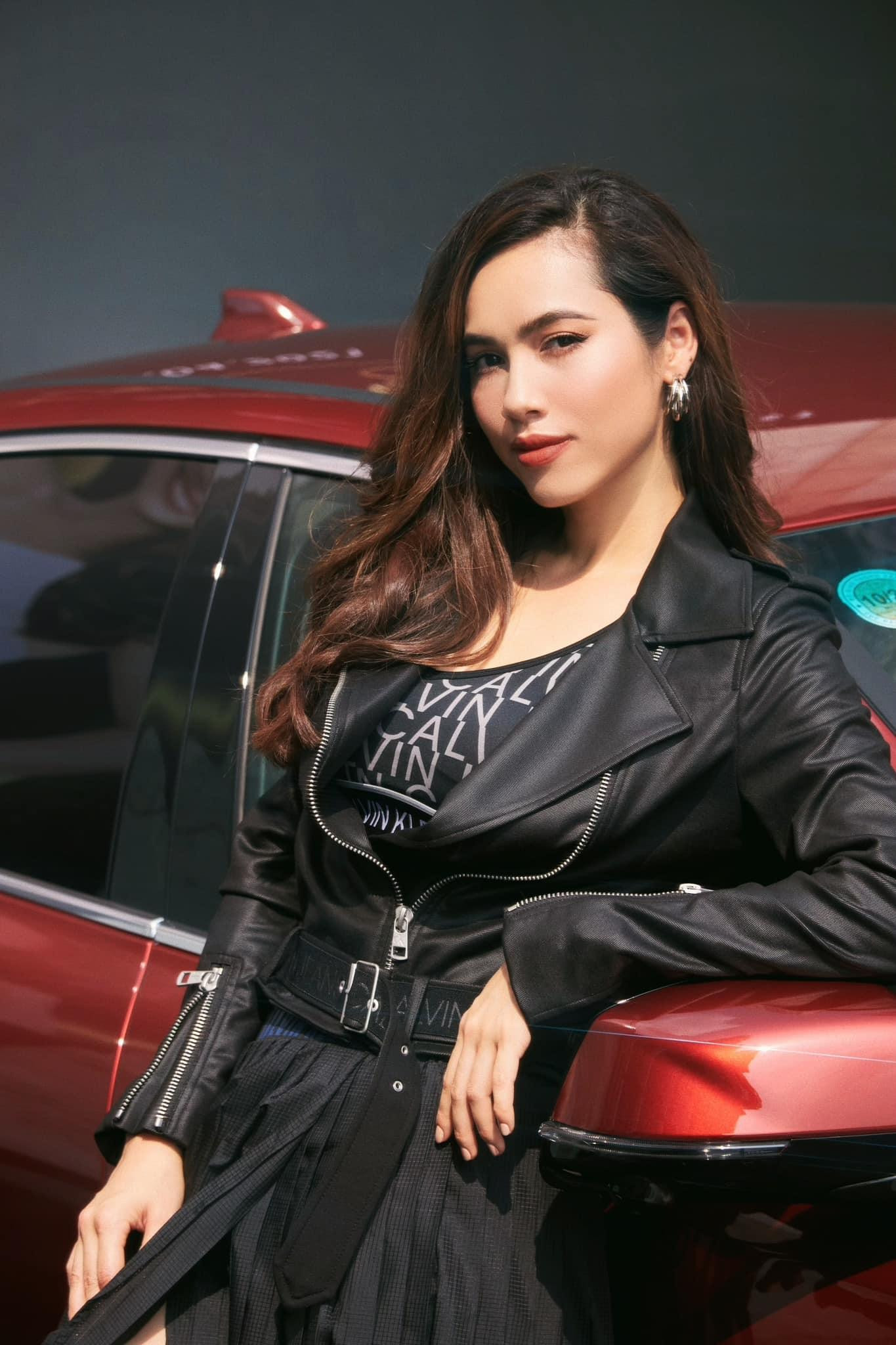 Á hậu Hoàng My diện trang phục kín đáo, cá tính trong lễ nhận xe hơi mới.