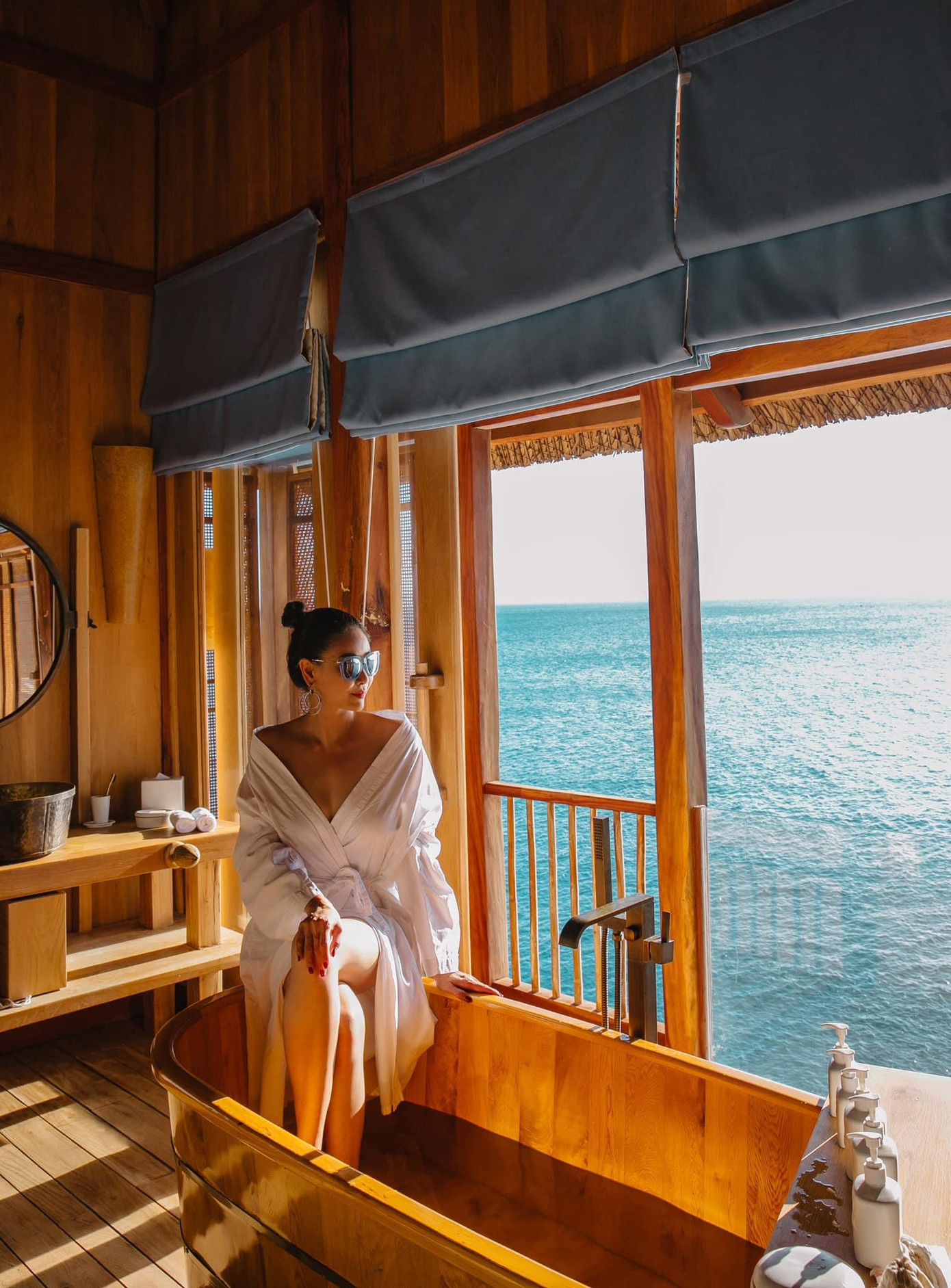 Bước sang tuổi 45 và từng nhiều lần trải qua sinh nở nhưng nhan sắc tuyệt mỹ của Hà Kiều Anh ở tuổi tứ tuần vẫn khiến nhiều đàn em trầm trồ ngưỡng mộ.