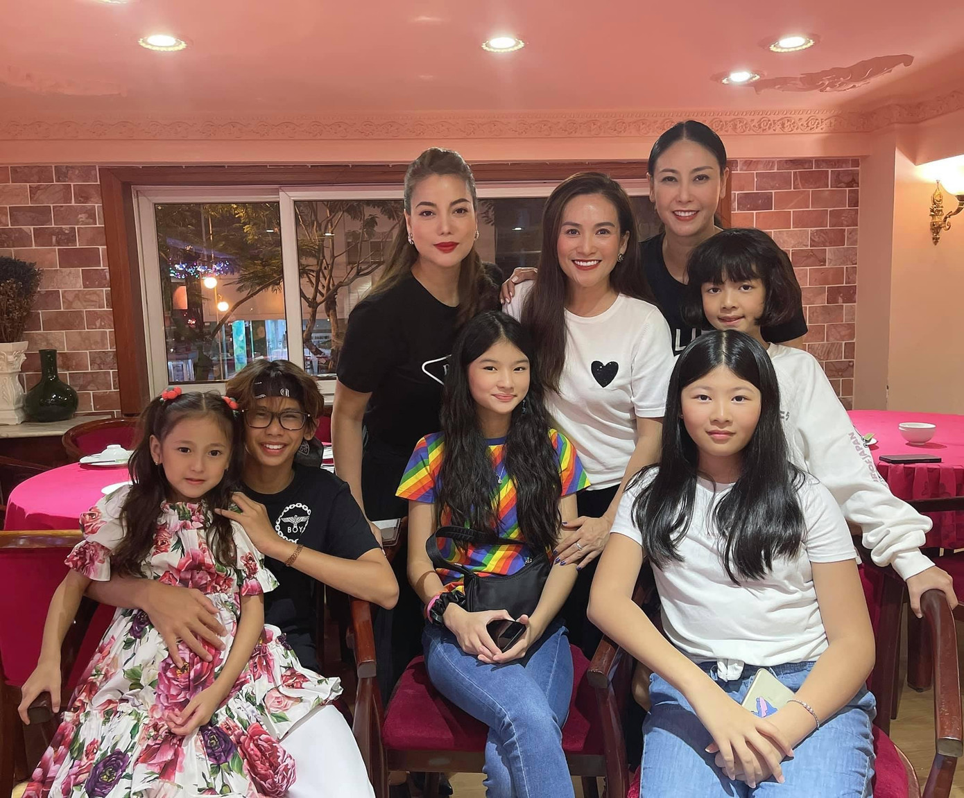 Hoa hậu Hà Kiều Anh hội ngộ Trương Ngọc Ánh trong buổi tiệc kỷ niệm 13 năm ngày cưới của diễn viên Bình Minh và bà xã Anh Thơ.