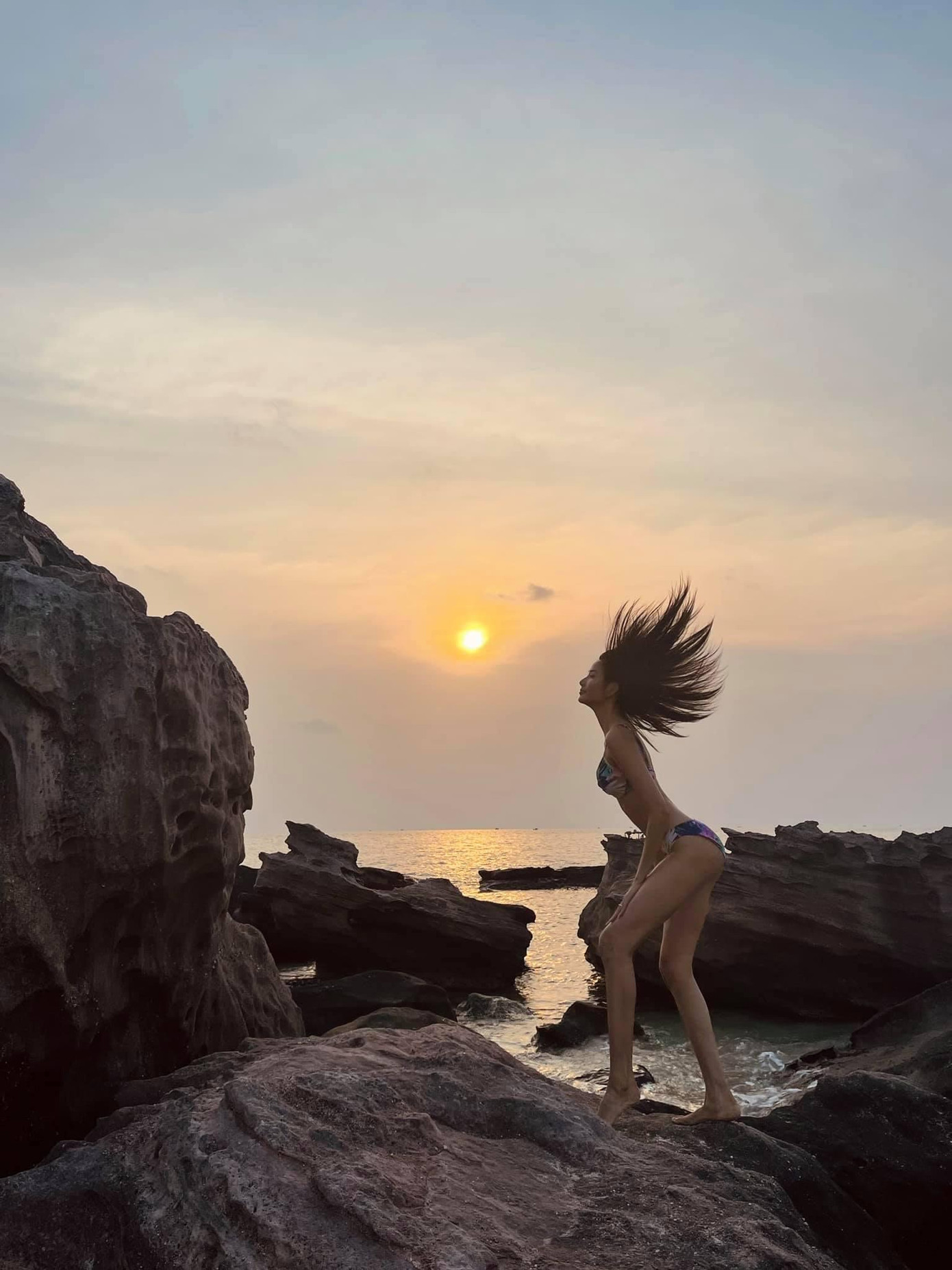 Nàng Á hậu Hoàn vũ 2017 có những khoảnh khắc tạo dáng ấn tượng và nóng bỏng trên biển.