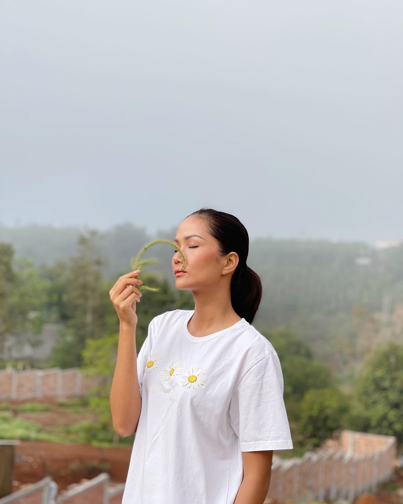 Hoa hậu H'Hen Niê diện trang phục giản dị, hoà mình vào không khí trong lành của thiên nhiên nơi quê nhà.