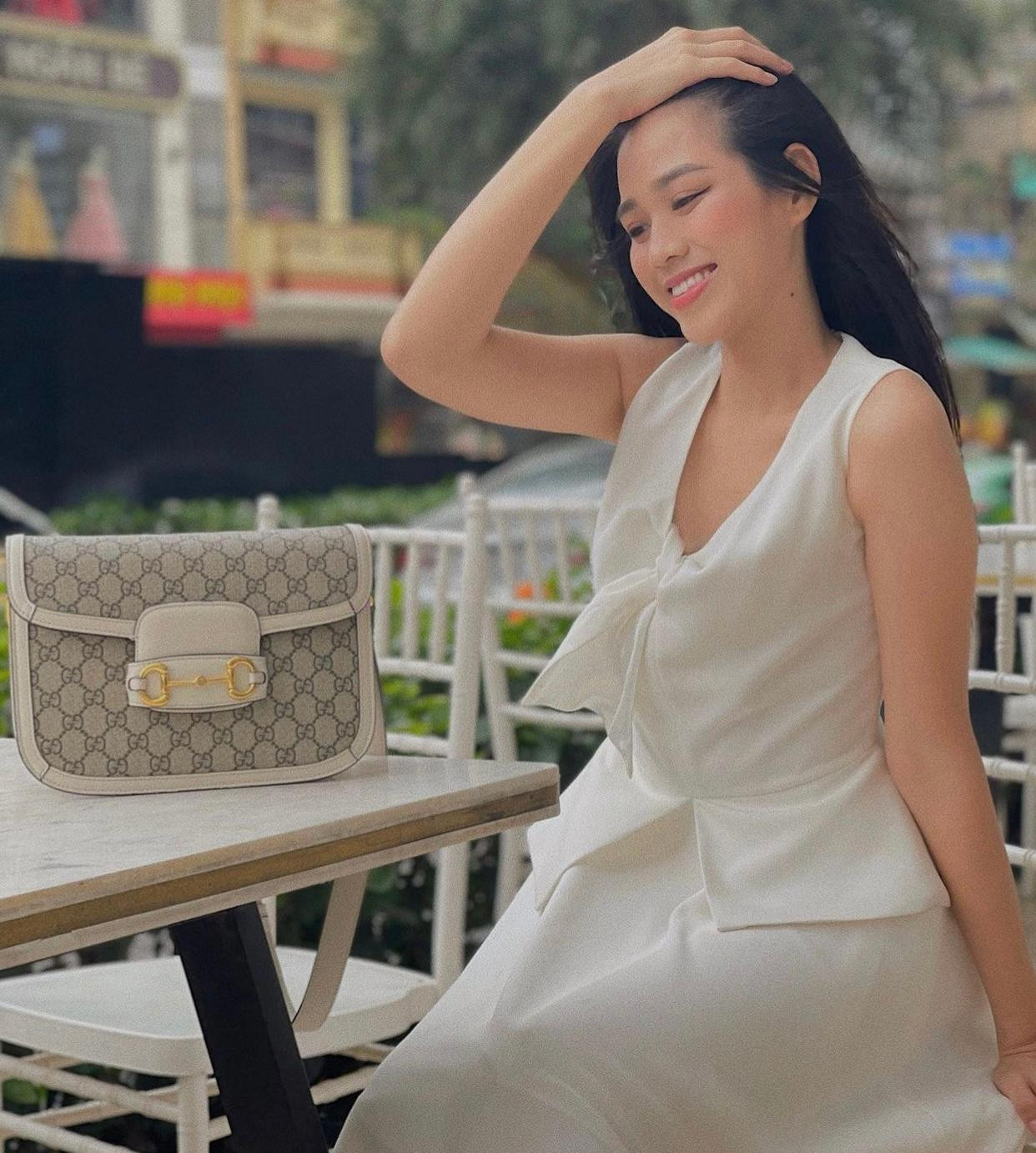 Nàng hậu xứ Thanh ưa chuộng những bộ trang phục giản dị, thanh lịch trong đời thường.