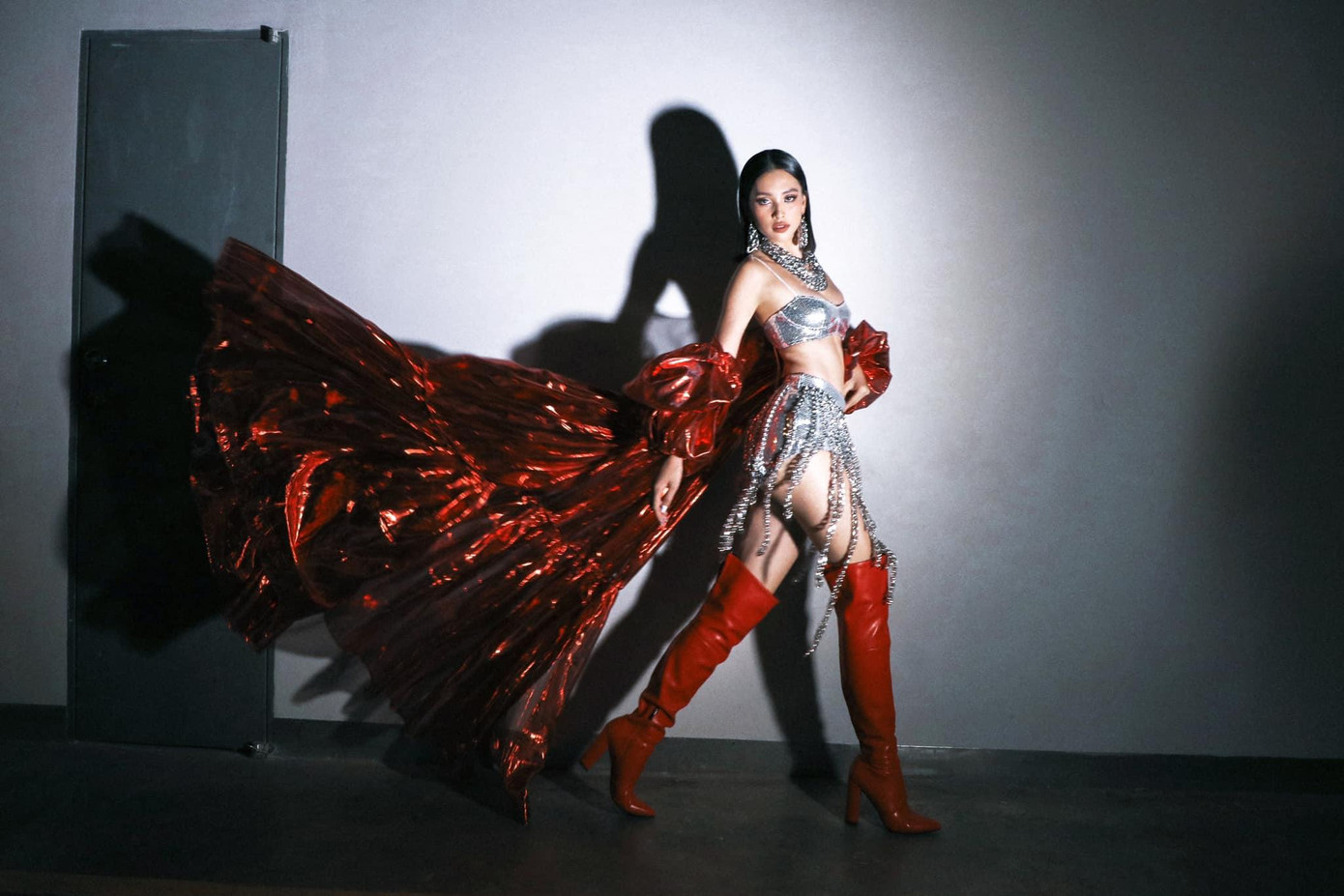 Vóc dáng quyến rũ của Hoa hậu Việt Nam 2018 được phô diễn triệt để trong thiết kế bikini độc đáo này.