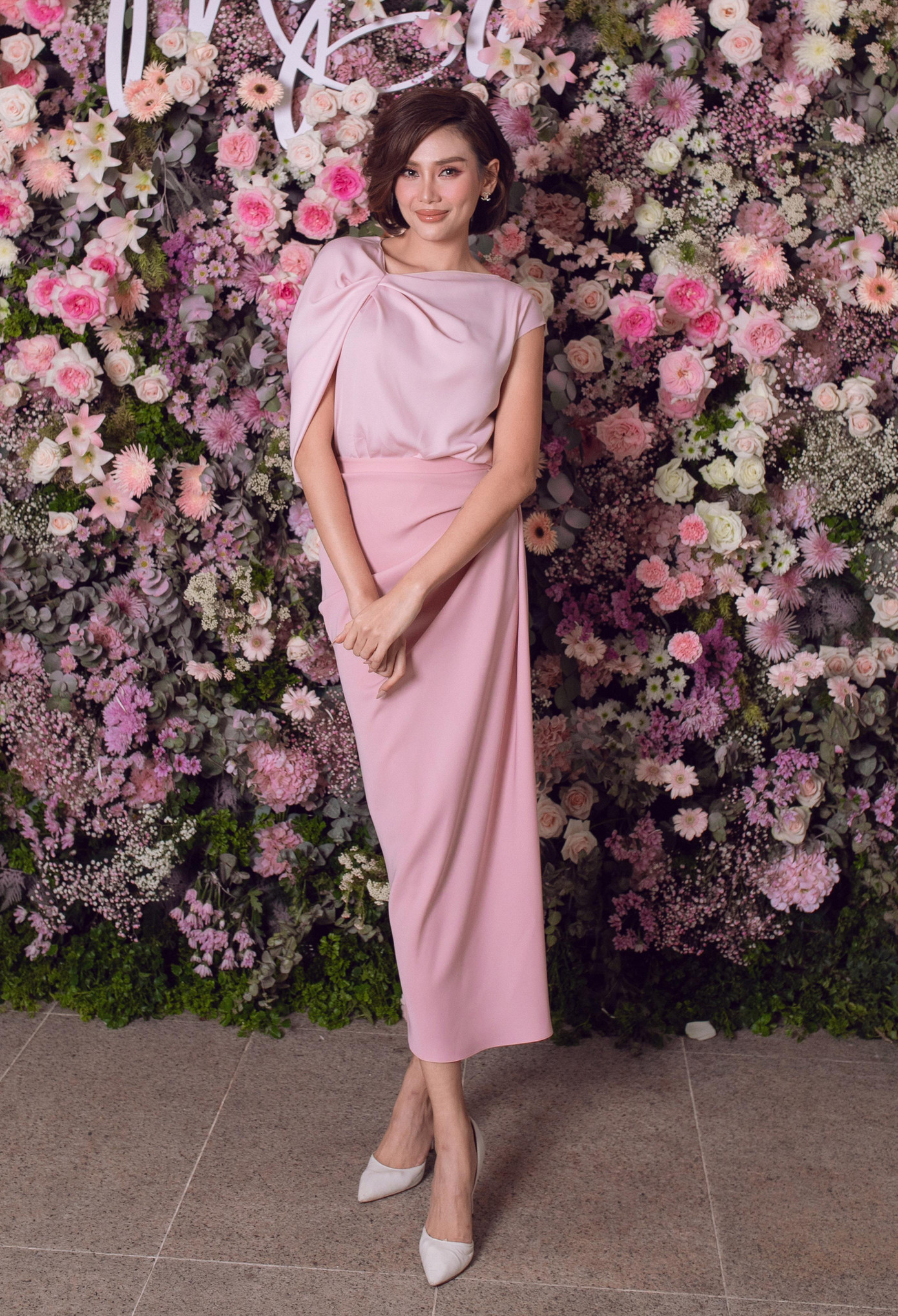 Á hậu, siêu mẫu Võ Hoàng Yến phối áo lụa cùng chân váy đều có cấu trúc bất đối xứng.