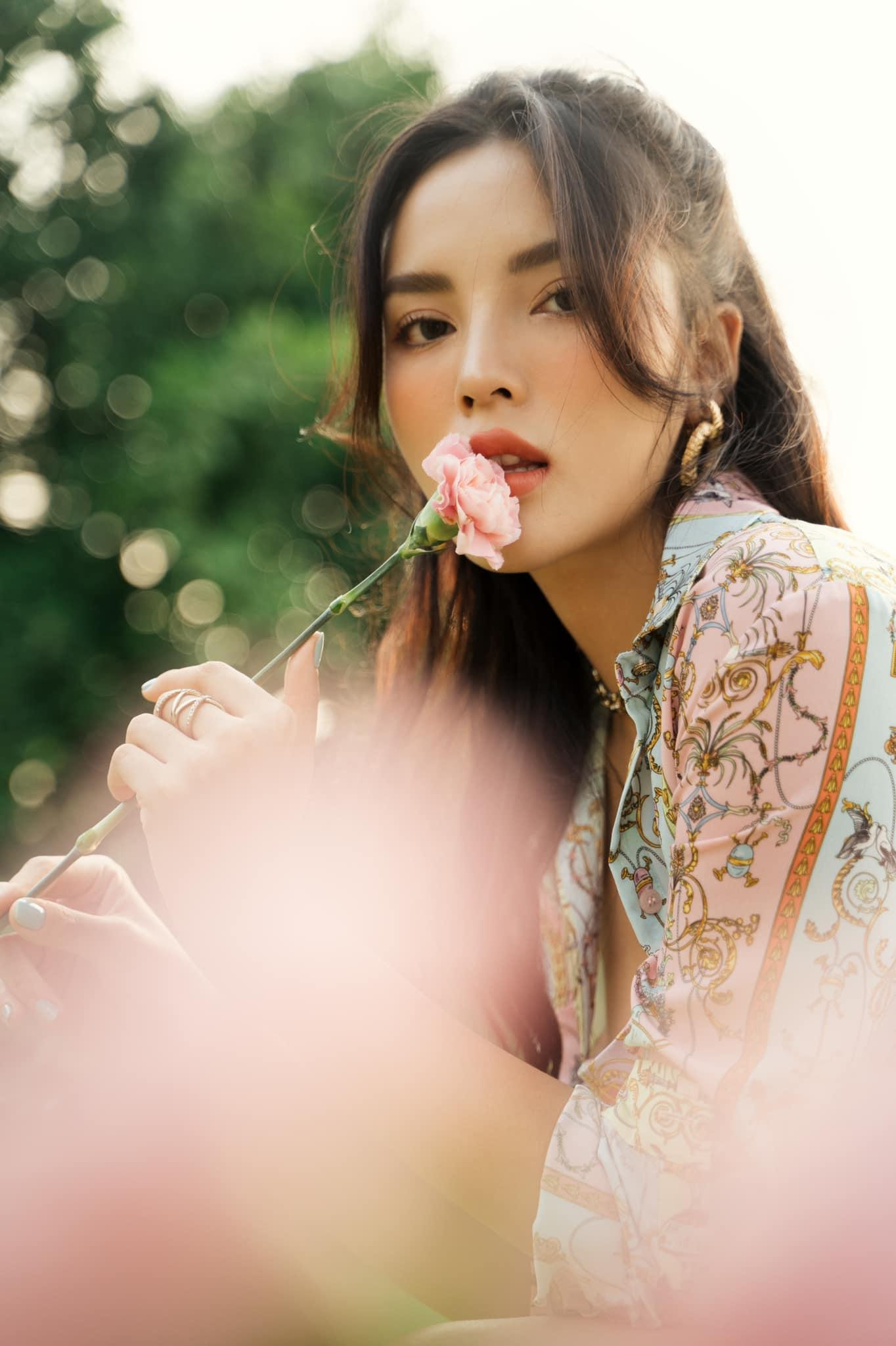 Hoa hậu Kỳ Duyên khoe vẻ đẹp mơ màng và lãng mạn như một 'nàng thơ' trong hình ảnh mới khiến các fans xao xuyến.