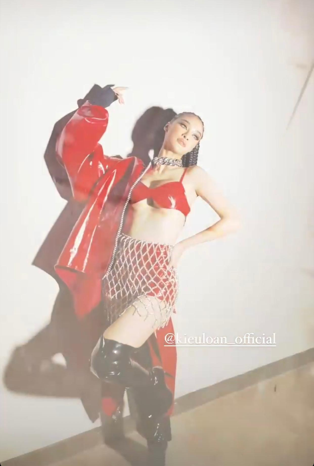 Nàng Á hậu sinh năm 2000 cũng ngày càng được đánh giá cao với gu thời trang táo bạo, nóng bỏng.