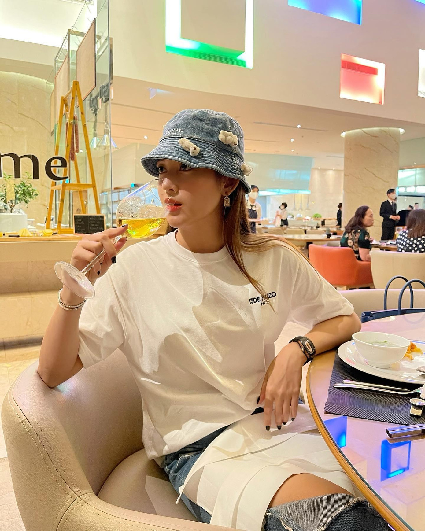 Á hậu Huyền My mặc trang phục cá tính, lạ mắt khi đi ăn tối cùng gia đình.