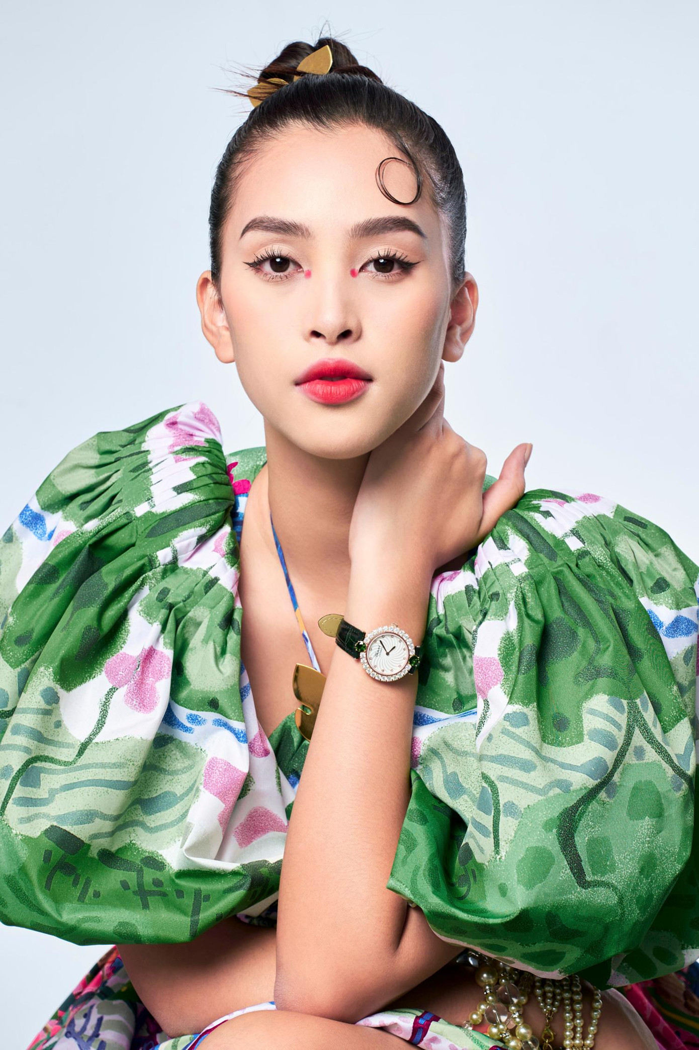 Rất chịu khó thay đổi hình ảnh, Tiểu Vy đang ngày càng được yêu mến và trở thành nàng hậu hot nhất nhì showbiz hiện nay.