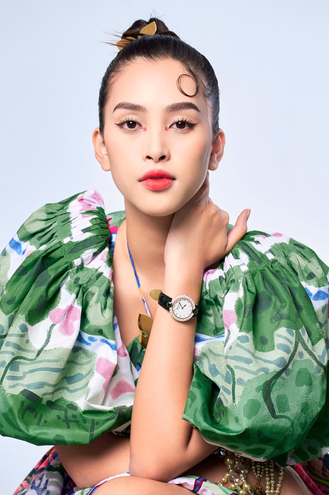 Rất chịu khó thay đổi hình ảnh, Tiểu Vy đang ngày càng được yêu mến và trở thành nàng hậu hot nhất nhì showbiz hiện nay.