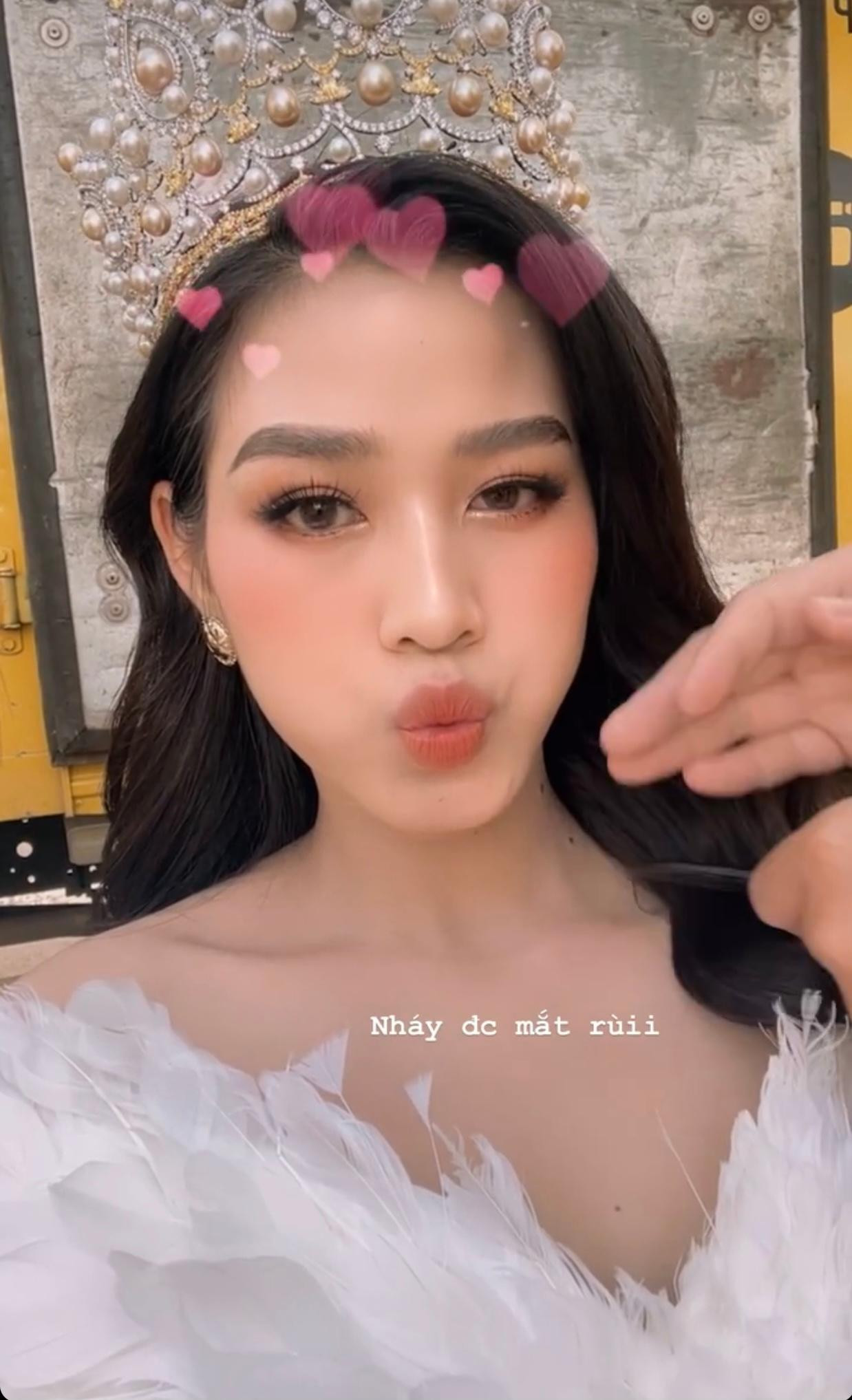 Đỗ Thị Hà xinh đẹp với bộ váy đính lông vũ trắng muốt, đội vương miện lấp lánh.