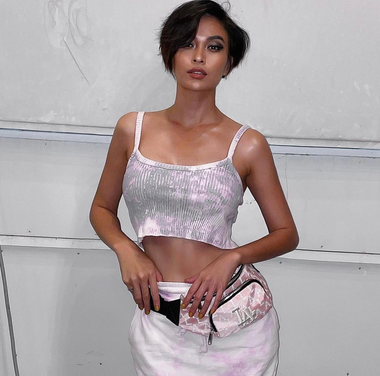 Á hậu Mâu Thuỷ diện aó crop-top sequin khoe vòng eo săn chắc, nóng bỏng.