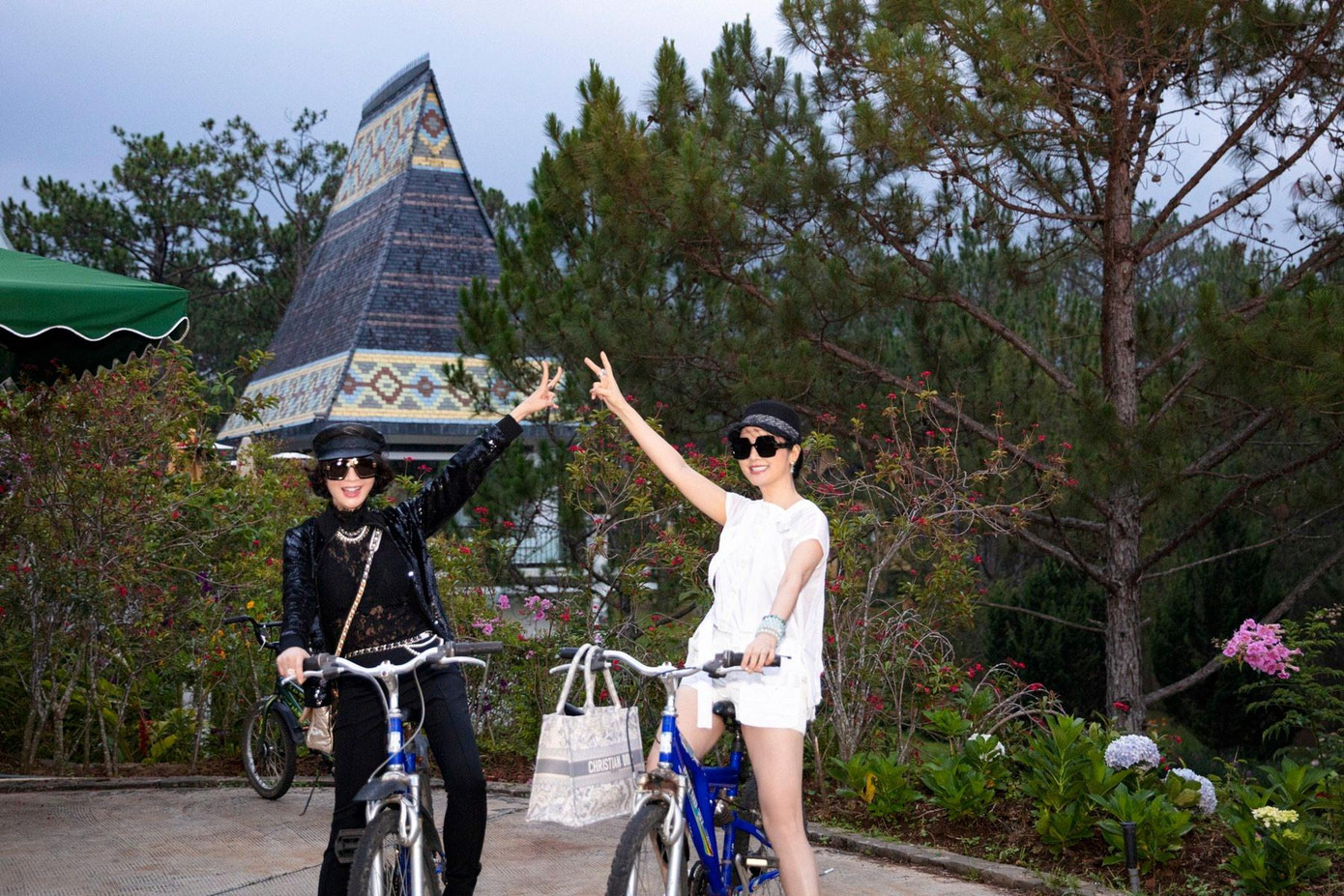 Hoa hậu Đền Hùng Giáng My và cô bạn thân - MC Thanh Mai cùng đạp xe dạo chơi quanh Đà Lạt.