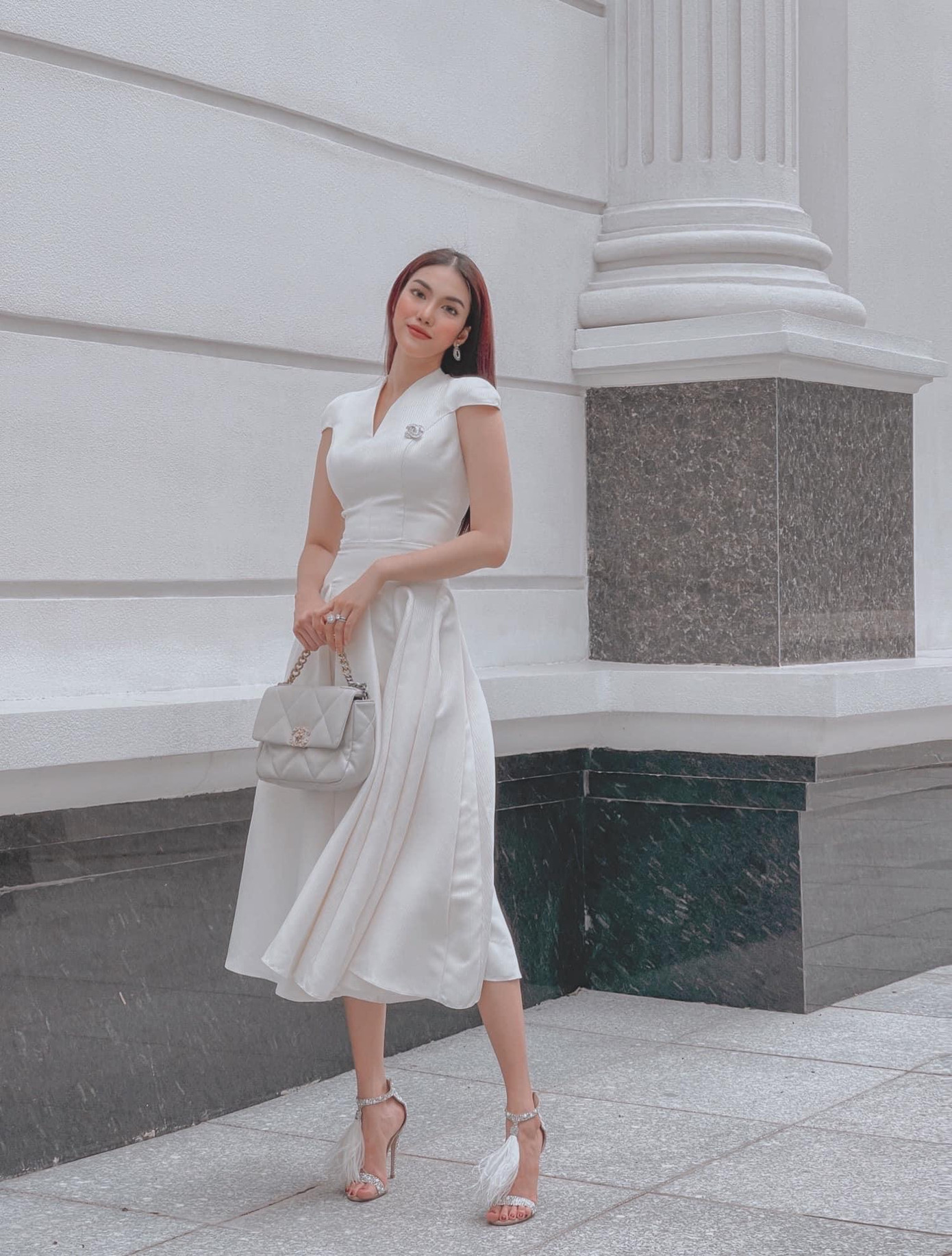 Hoa khôi Lan Khuê thanh lịch và sang trọng trong bộ váy gam màu trắng sành điệu.