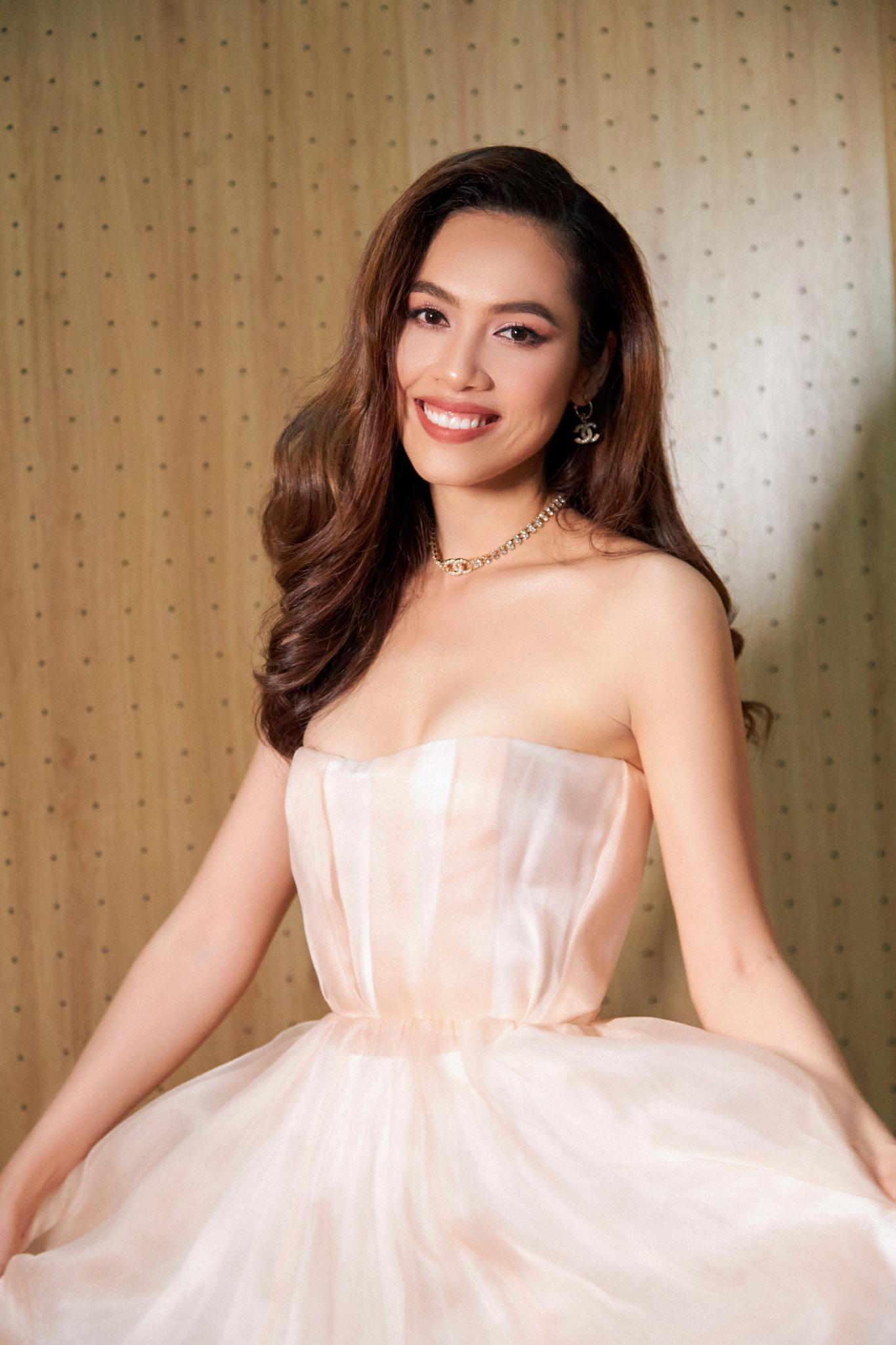 Á hậu Hoàng My diện váy cúp ngực khoe vai trần quyến rũ như một nàng công chúa.