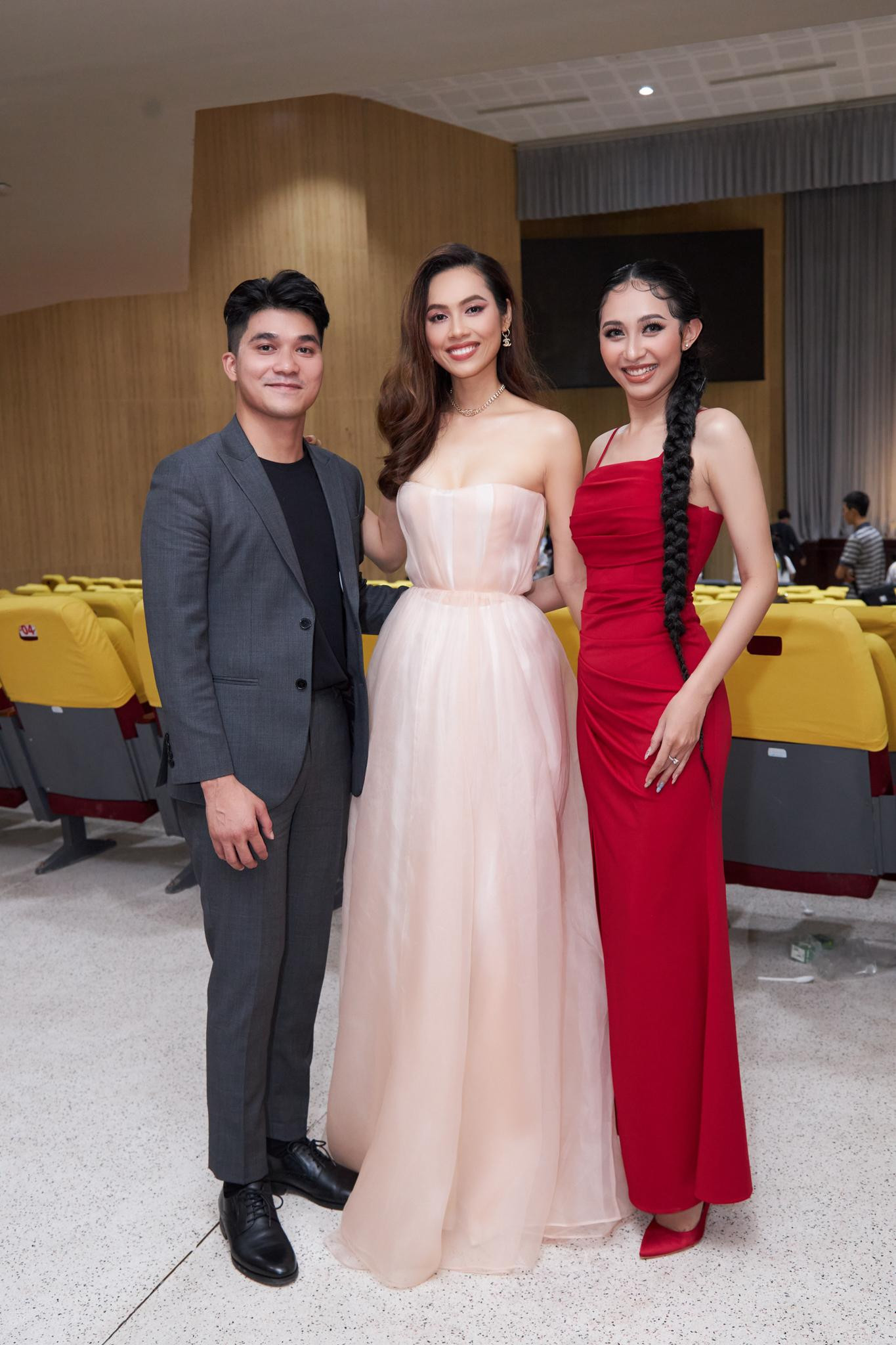 Với những kinh nghiệm chinh chiến tại các đấu trường sắc đẹp lớn nhất hành tinh như Miss World và Miss Universe, Hoàng My được đánh giá là một vị giám khảo xinh đẹp, tài năng.