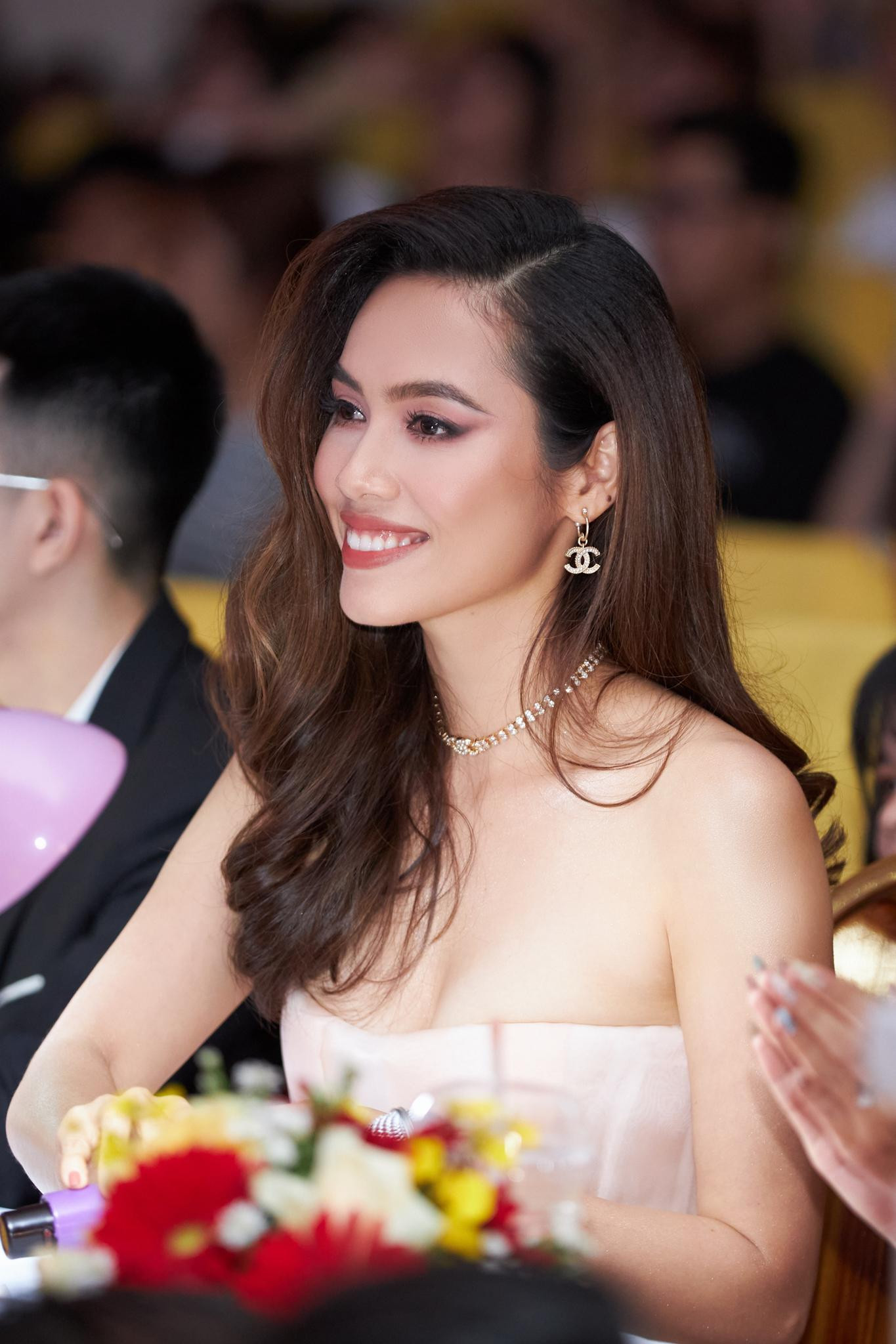 Với kinh nghiệm thi sắc đẹp quốc tế, Á hậu Hoàng My đã có những chia sẻ thú vị, qua đó động viên tinh thần các bạn sinh viên có thêm bản lĩnh vượt qua các vòng thi đầy cam go và căng thẳng.