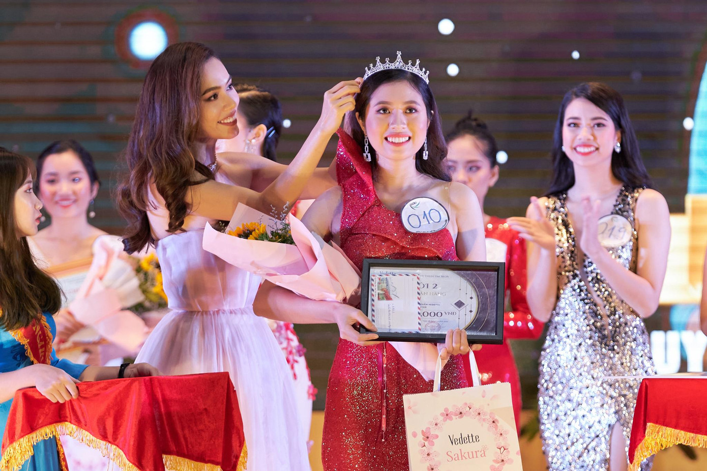 Á hậu Hoàng My trao danh hiệu Á khôi 2 cho thí sinh Nguyễn Đoàn Bích Ngọc.