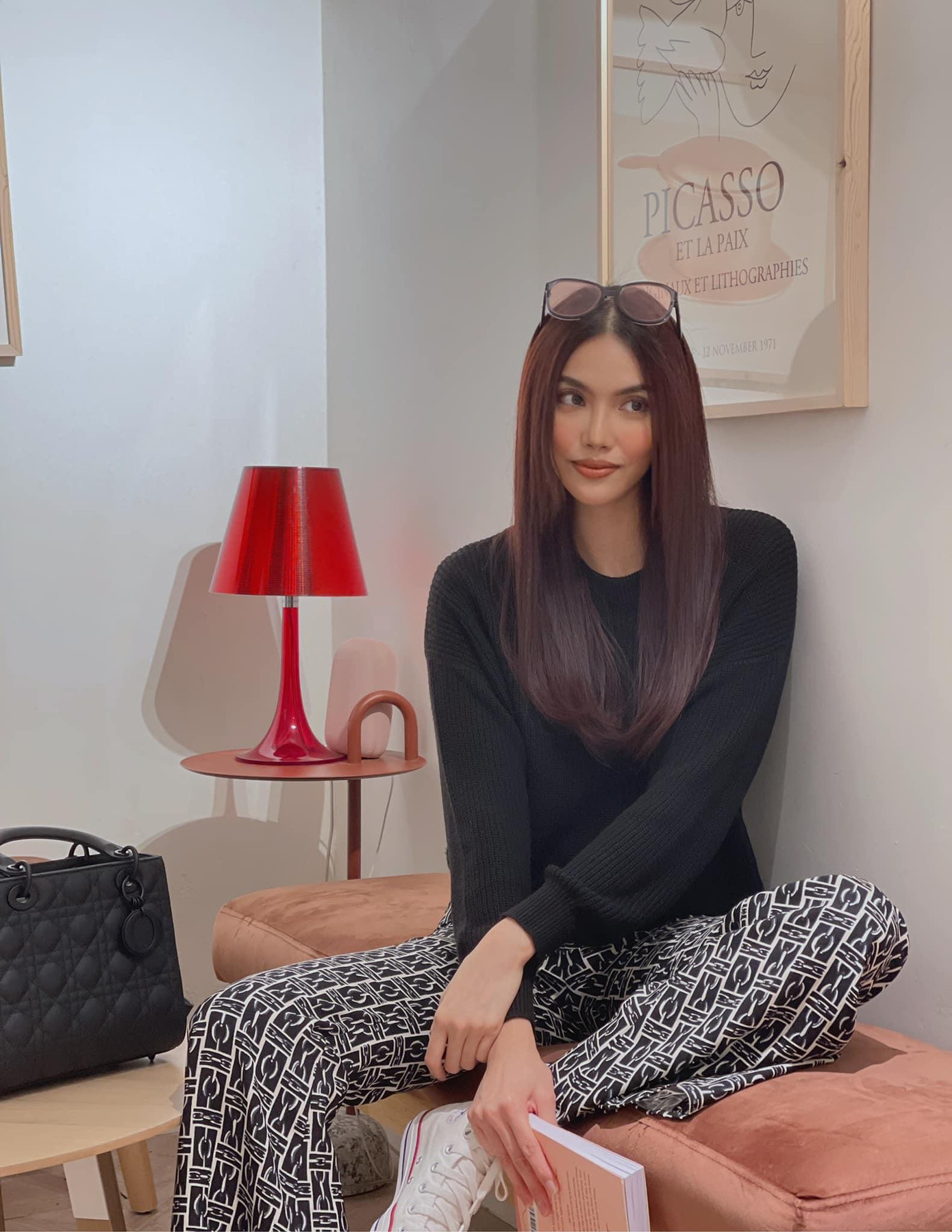 Hoa khôi Lan Khuê diện set đồ kín đáo và cá tính.