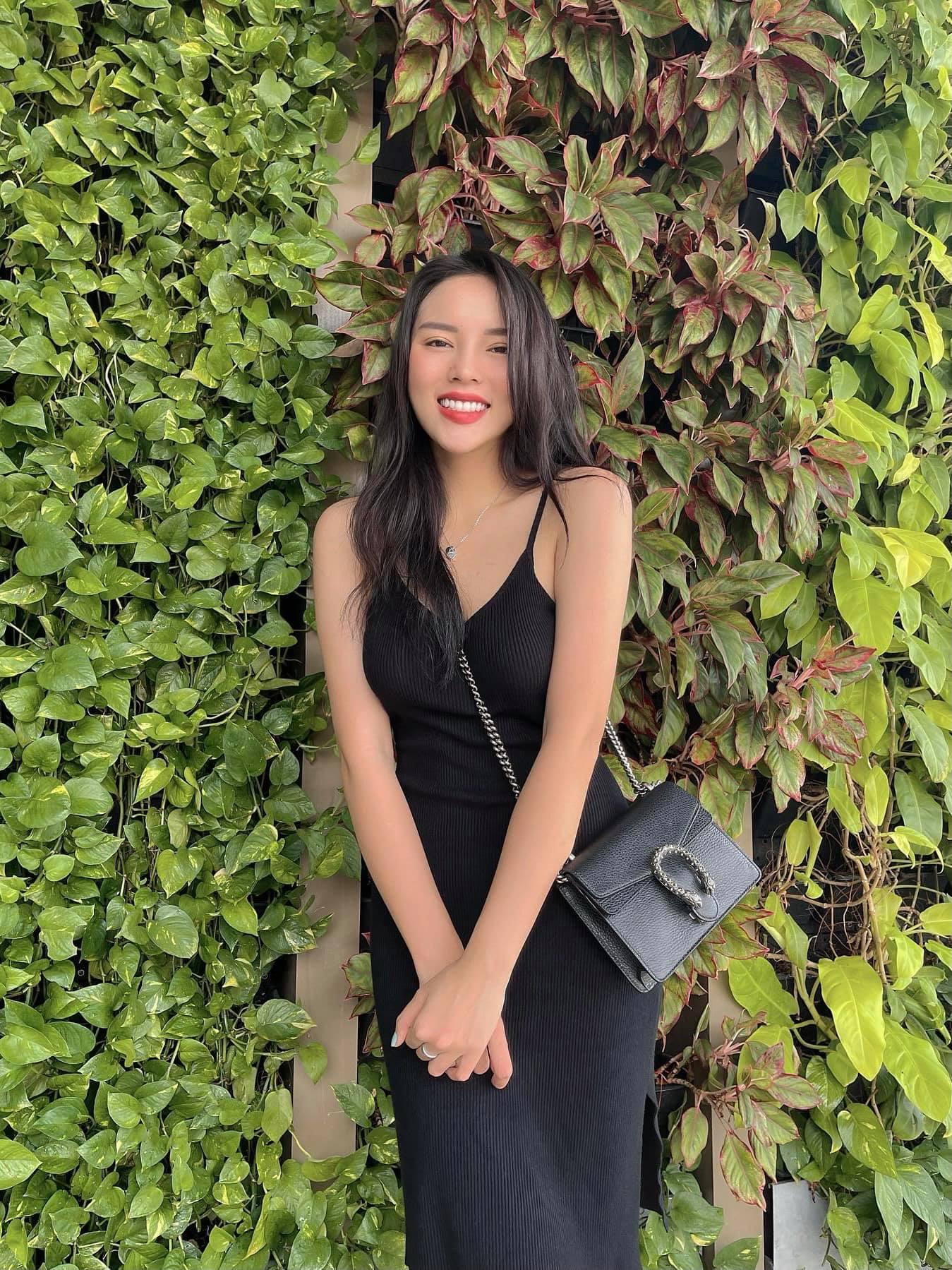 Hoa hậu Kỳ Duyên diện váy hai dây giản dị nhưng vẫn cực kỳ quyến rũ.