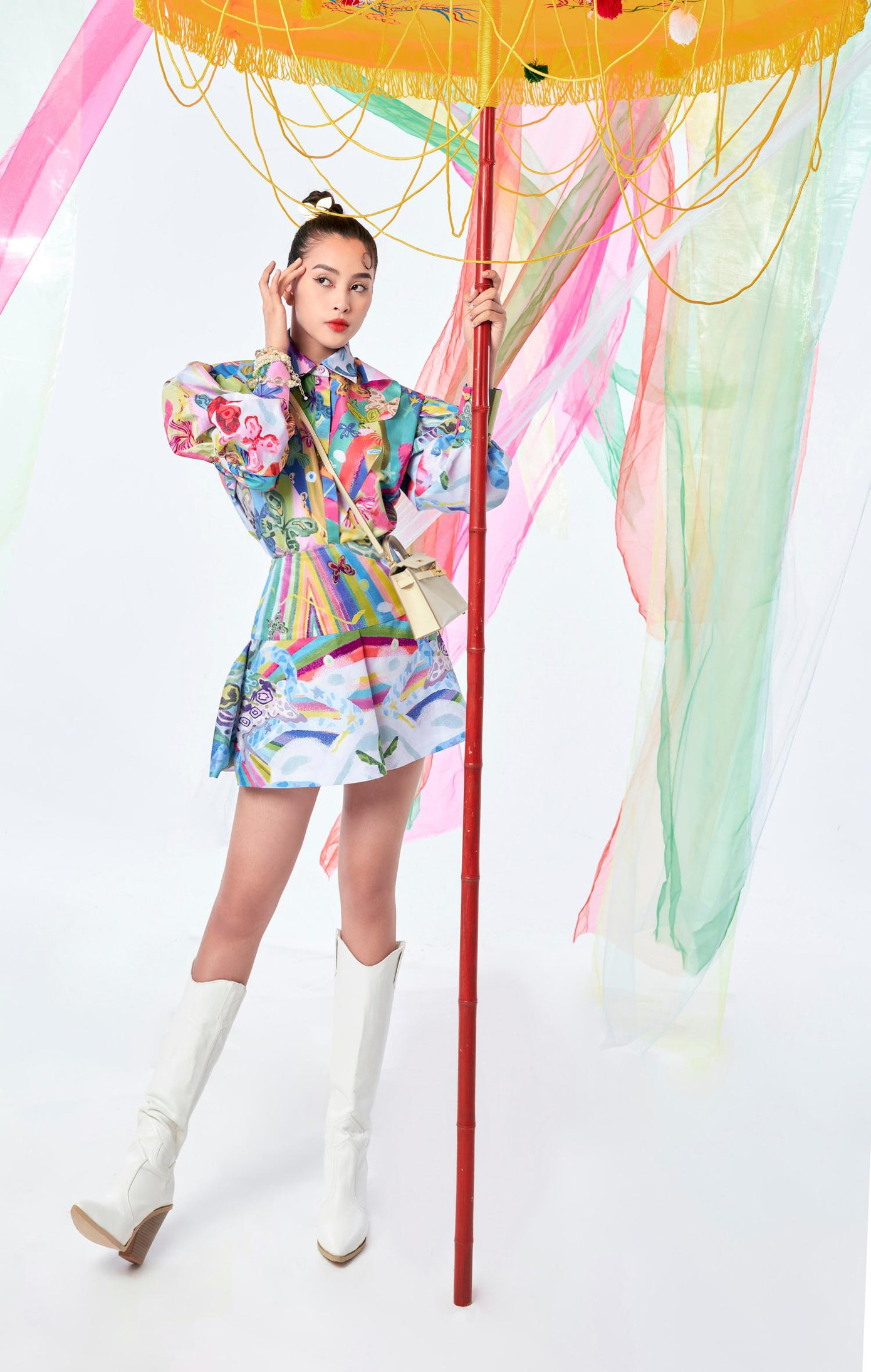 Nàng hậu sinh năm 2000 chứng tỏ bản thân vô cùng linh hoạt, thích ứng với nhiều phong cách thời trang đa dạng.