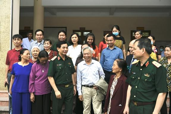 Thượng tướng Phan Văn Giang trò chuyện thân mật với cử tri nơi cư trú.