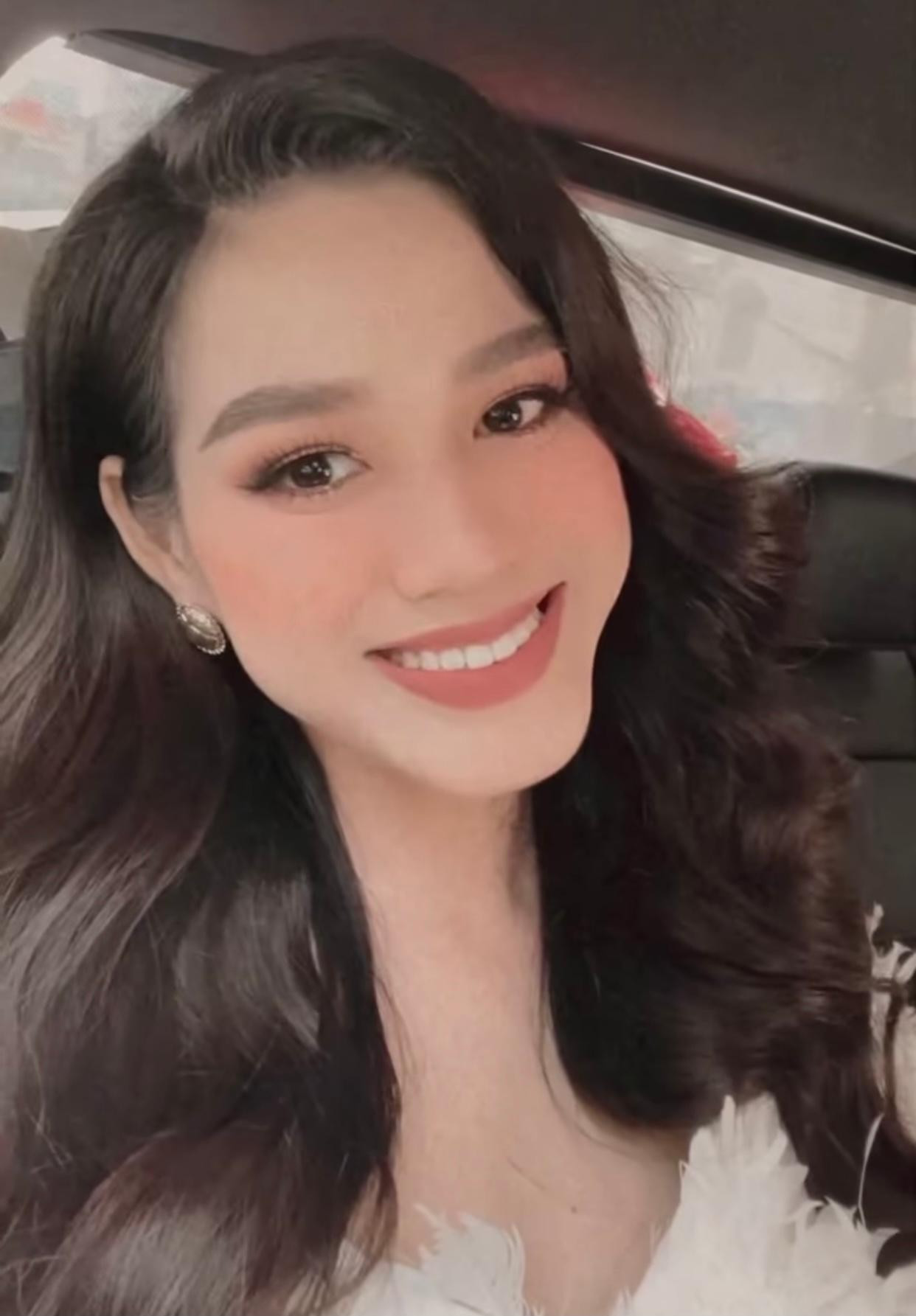 Ngày hôm qua, Hoa hậu Đỗ Thị Hà có chuyến làm việc tại thủ đô. Cô thực hiện một TVC tại hồ Gươm, Hà Nội. Mặc dù phải di chuyển liên tục nhưng người đẹp vẫn giữ được thần thái rạng rỡ.