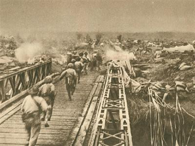 Các chiến sĩ anh dũng của ta đang vượt qua cầu Mường Thanh tiến vào khu trung tâm (ảnh tư liệu) Các chiến sĩ anh dũng của ta đang vượt qua cầu Mường Thanh tiến vào khu trung tâm (ảnh tư liệu)