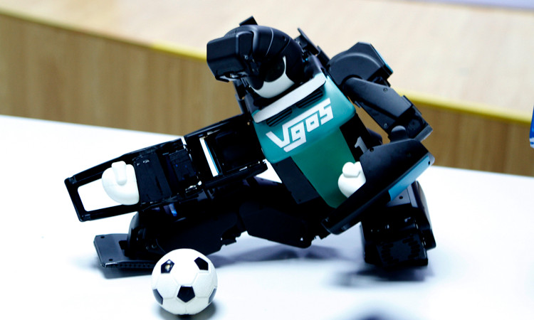 Robot đá bóng