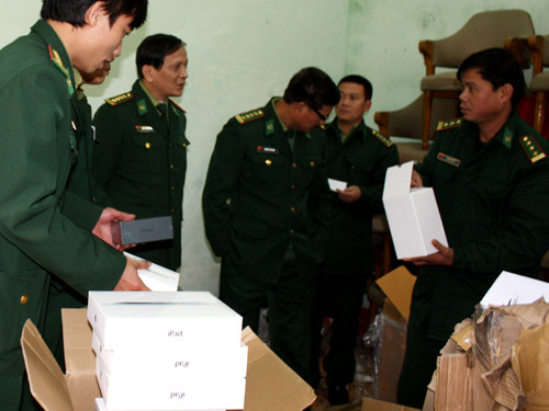Biên phòng Đồ Sơn kiểm tra số Ipad thu được