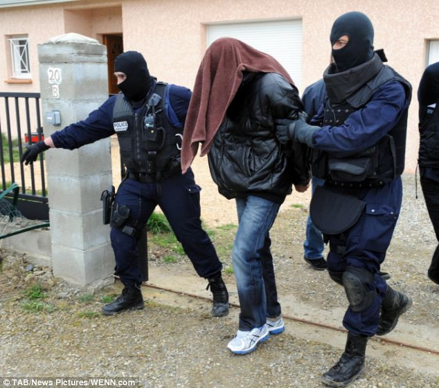 Abdelkader Merah, anh trai của Mohammadm bị bắt giữ ngày hôm qua