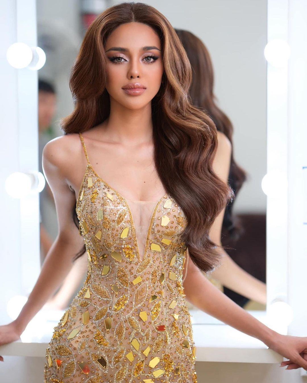 Leakena In năm nay 22 tuổi, là người đẹp có kinh nghiệm thi nhan sắc ấn tượng. Cô từng đại diện Campuchia tham dự Hoa hậu Siêu quốc gia 2022 tại Ba Lan. Tuy nhiên, do gặp trục trặc về visa nên người đẹp đến muộn, không kịp tham gia hầu hết phần thi phụ.