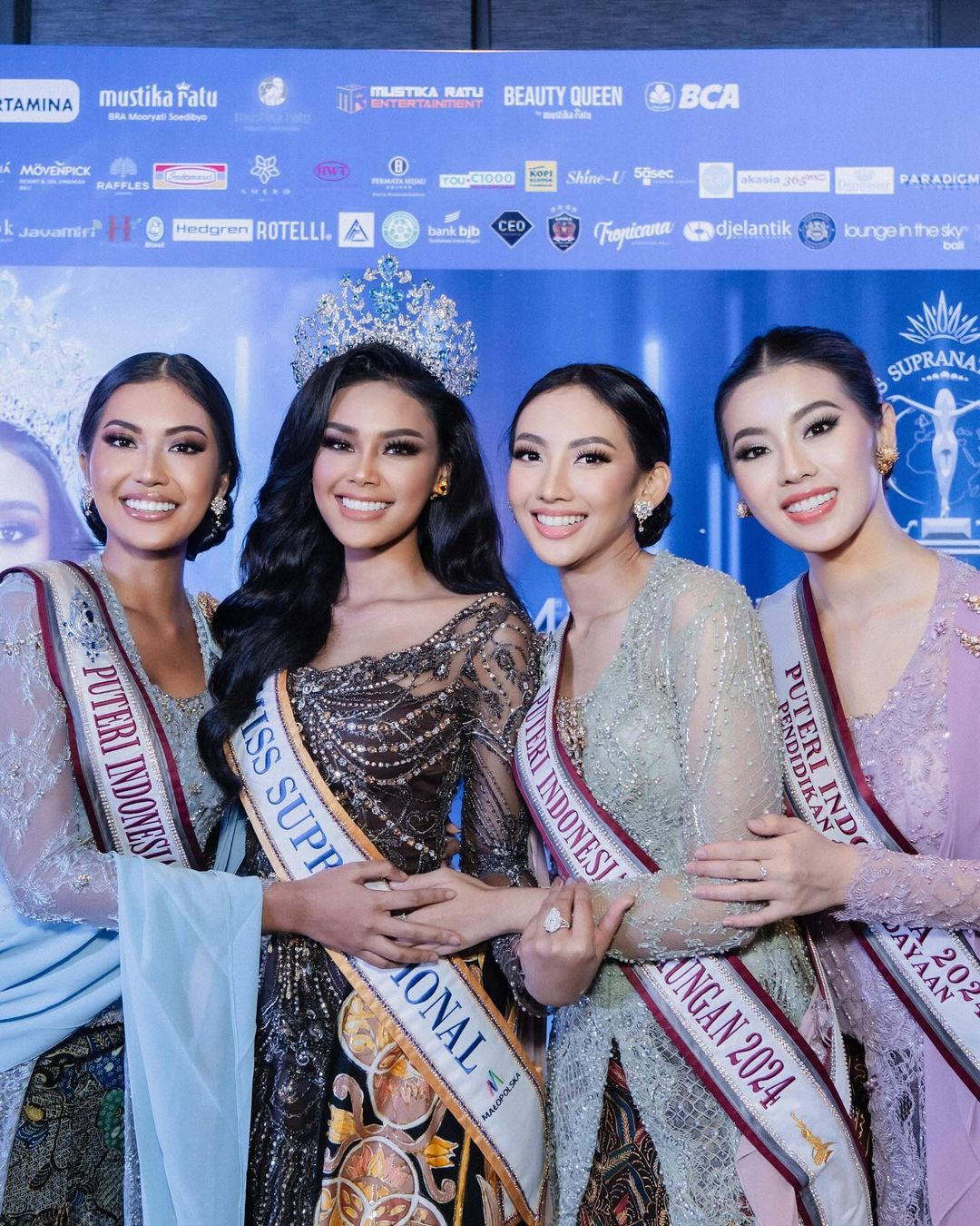 Harashta Haifa Zahra còn vướng tin đồn được ban tổ chức Hoa hậu Siêu quốc gia ưu ái. Thậm chí nhiều khán giả cho rằng cô mua giải.