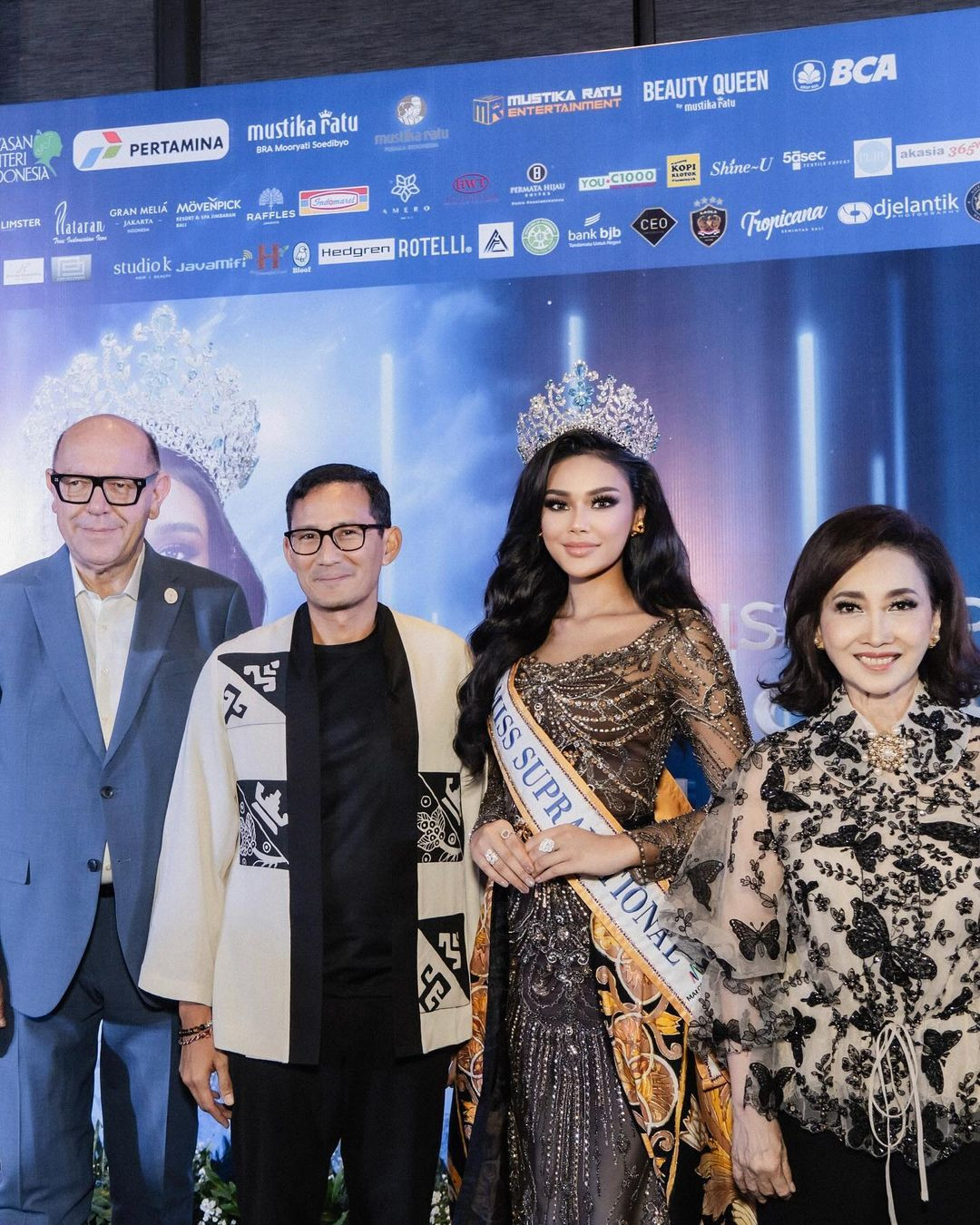 Harashta Haifa Zahra còn vướng tin đồn được ban tổ chức Hoa hậu Siêu quốc gia ưu ái. Thậm chí nhiều khán giả cho rằng cô mua giải.