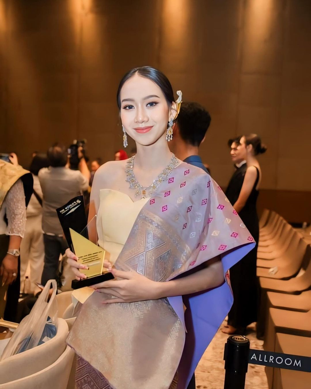 Farajalin Chounlamuntry cao 1,7 m, có nhan sắc ngọt ngào.