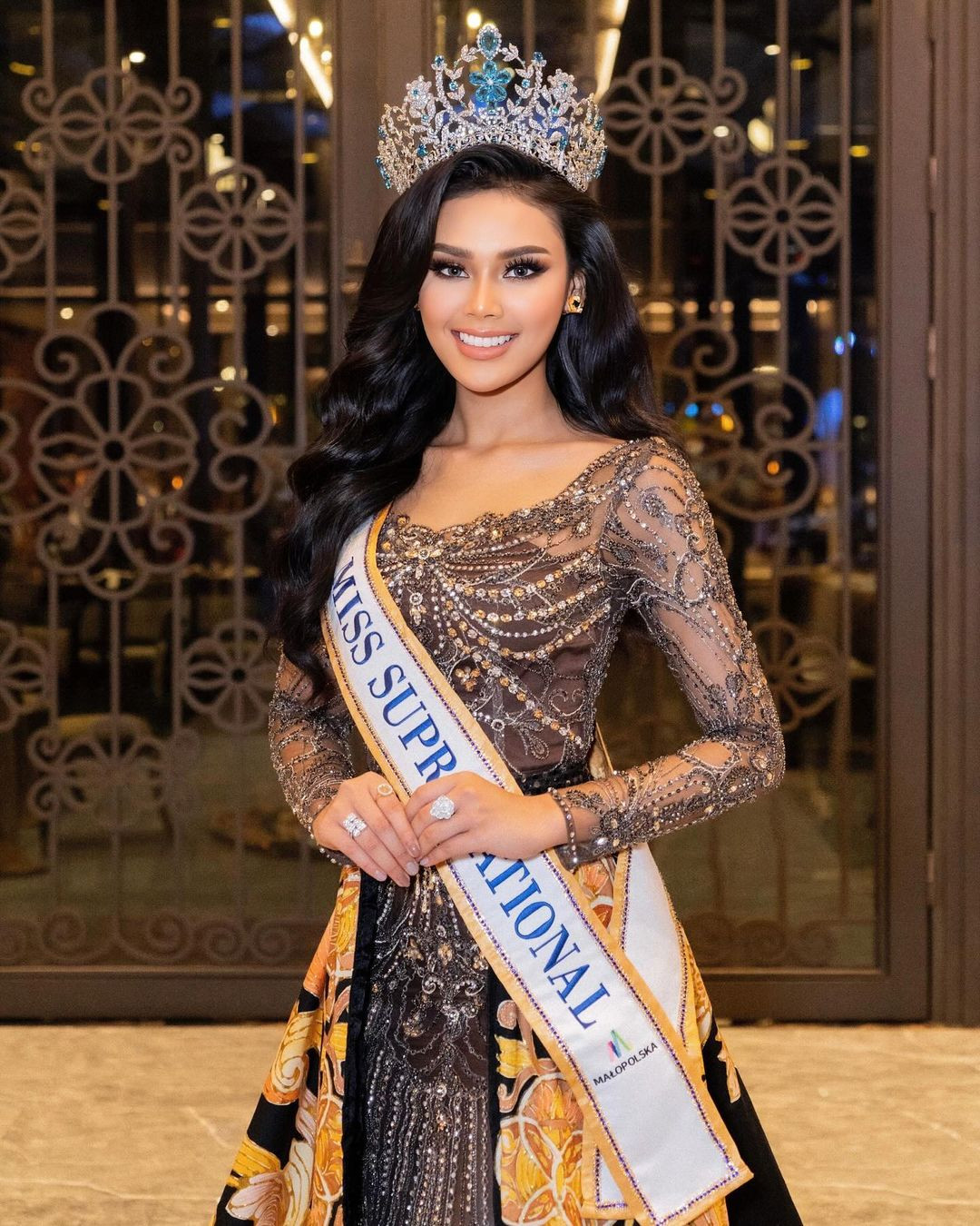 Người đẹp diện trang phục họa tiết truyền thống Indonesia tại buổi họp báo.