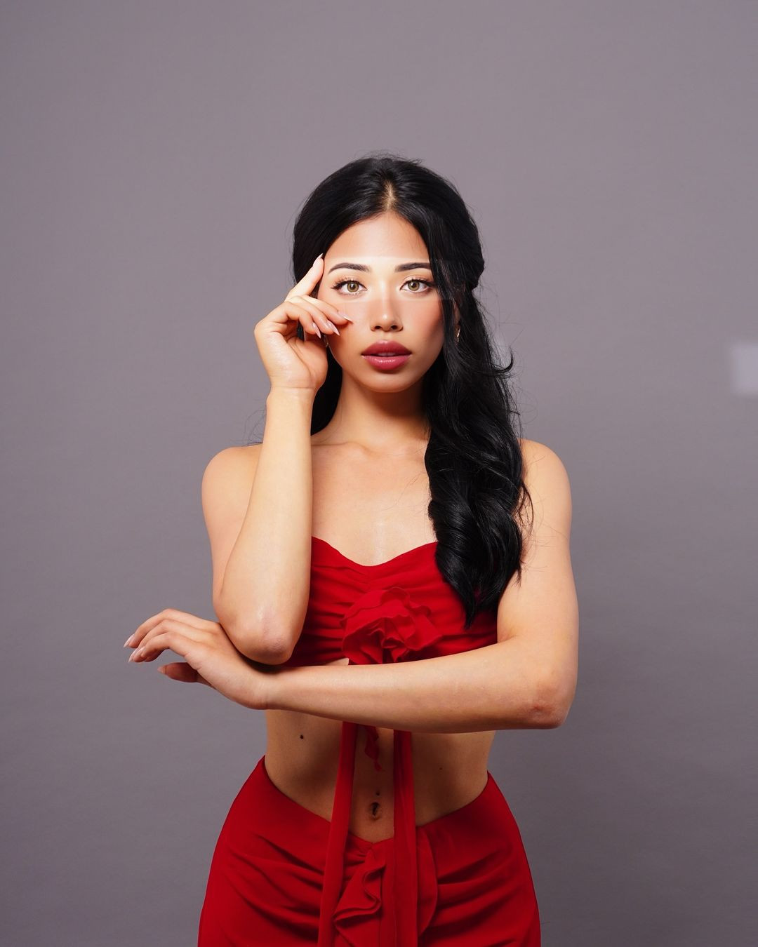 Kaya Chakrabortty từng chia sẻ cảm thấy tự ti và không có ý định đi thi nhan sắc. Tuy nhiên, được sự ủng hộ, động viên của bạn bè, cô quyết tâm ghi danh tại Hoa hậu Hoàn vũ Nhật Bản 2024 và giành giải cao nhất.