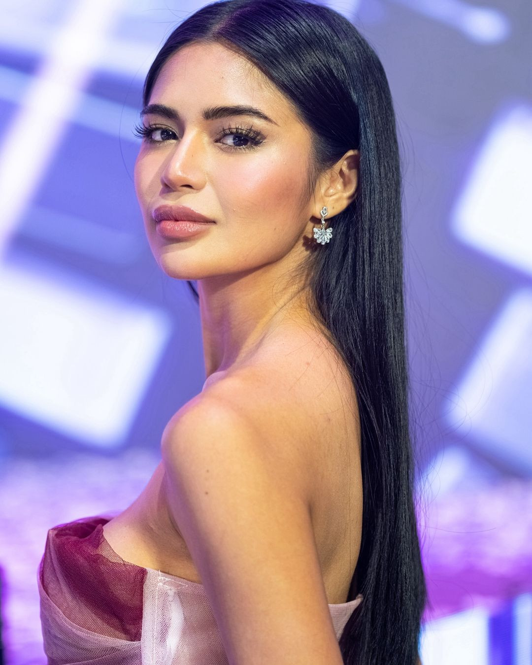 Ngoài đời, người đẹp Philippines theo đuổi phong cách ăn mặc táo bạo, gợi cảm. Tuy nhiên, từ khi tham dự Hoa hậu Thế giới Philippines 2024, người đẹp đổi phong cách thanh lịch, sang trọng.