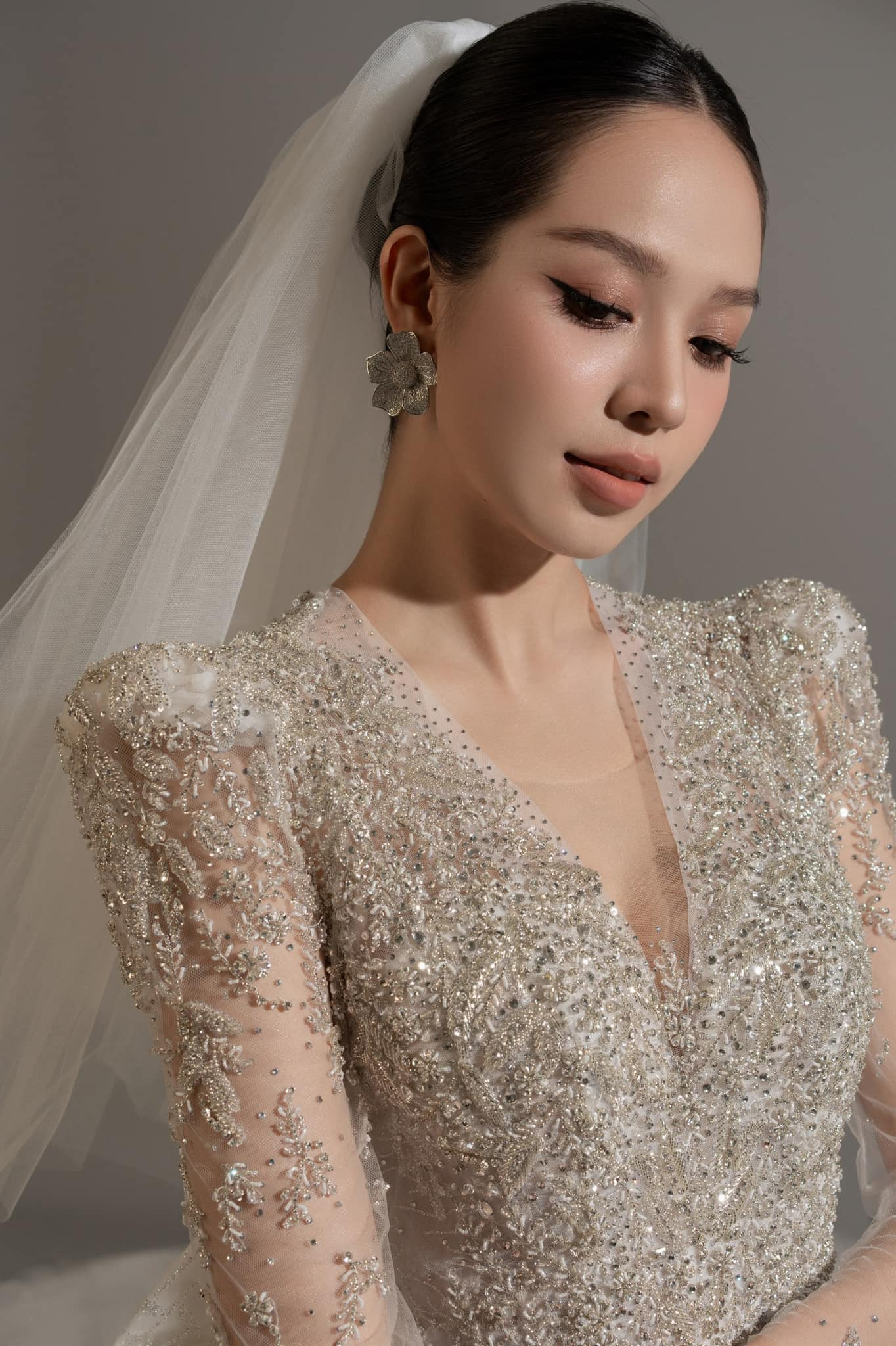 Huỳnh Thị Thanh Thủy sinh năm 2002, cao 1,76 m, sinh ra và lớn lên tại Đà Nẵng. Thanh Thủy từng đạt giải Hoa khôi sinh viên Đại học Ngoại ngữ (Đại học Đà Nẵng năm 2021), Á khôi 1 cuộc thi Học sinh - Sinh viên thanh lịch Đà Nẵng năm 2021, là một trong 36 sinh viên có cơ hội được trao đổi sinh viên ở Đại học Ubon Ratchathani, Thái Lan. Thanh Thủy hiện theo học 2 trường là Đại học Ngoại ngữ (Đại học Đà Nẵng) và Đại học Greenwich Việt Nam. Cô có khả năng giao tiếp cơ bản bằng tiếng Anh và tiếng Hàn.