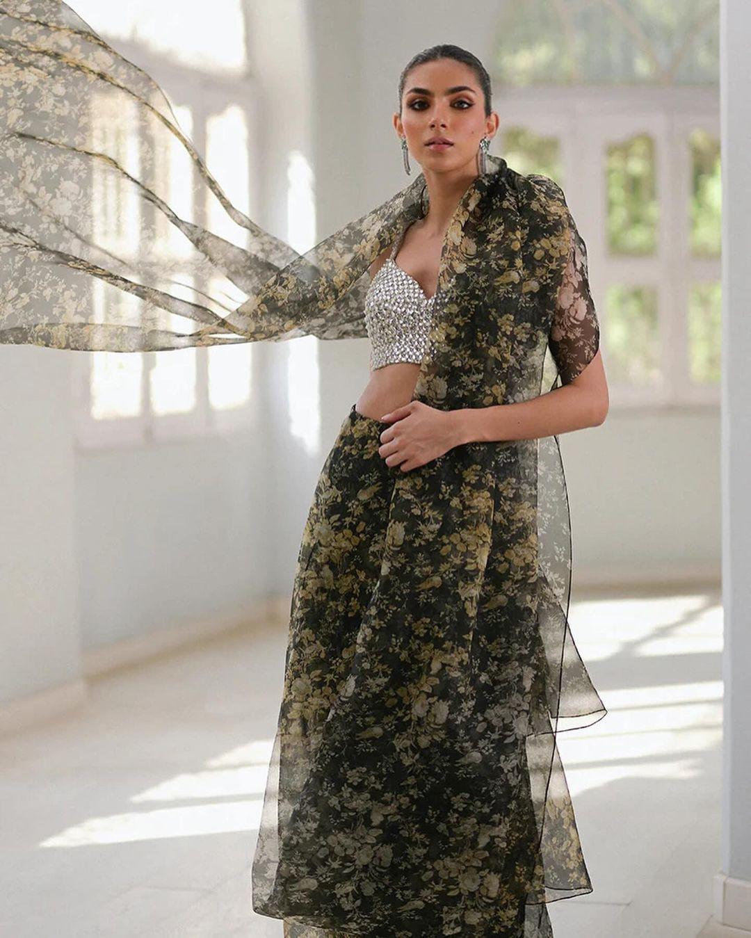 Tại Pakistan, các cuộc thi sắc đẹp không được phép tổ chức. Nhiều đại diện của Pakistan tại các cuộc thi hoa hậu quốc tế trước đây là người Pakistan nhưng sống ở nước ngoài.