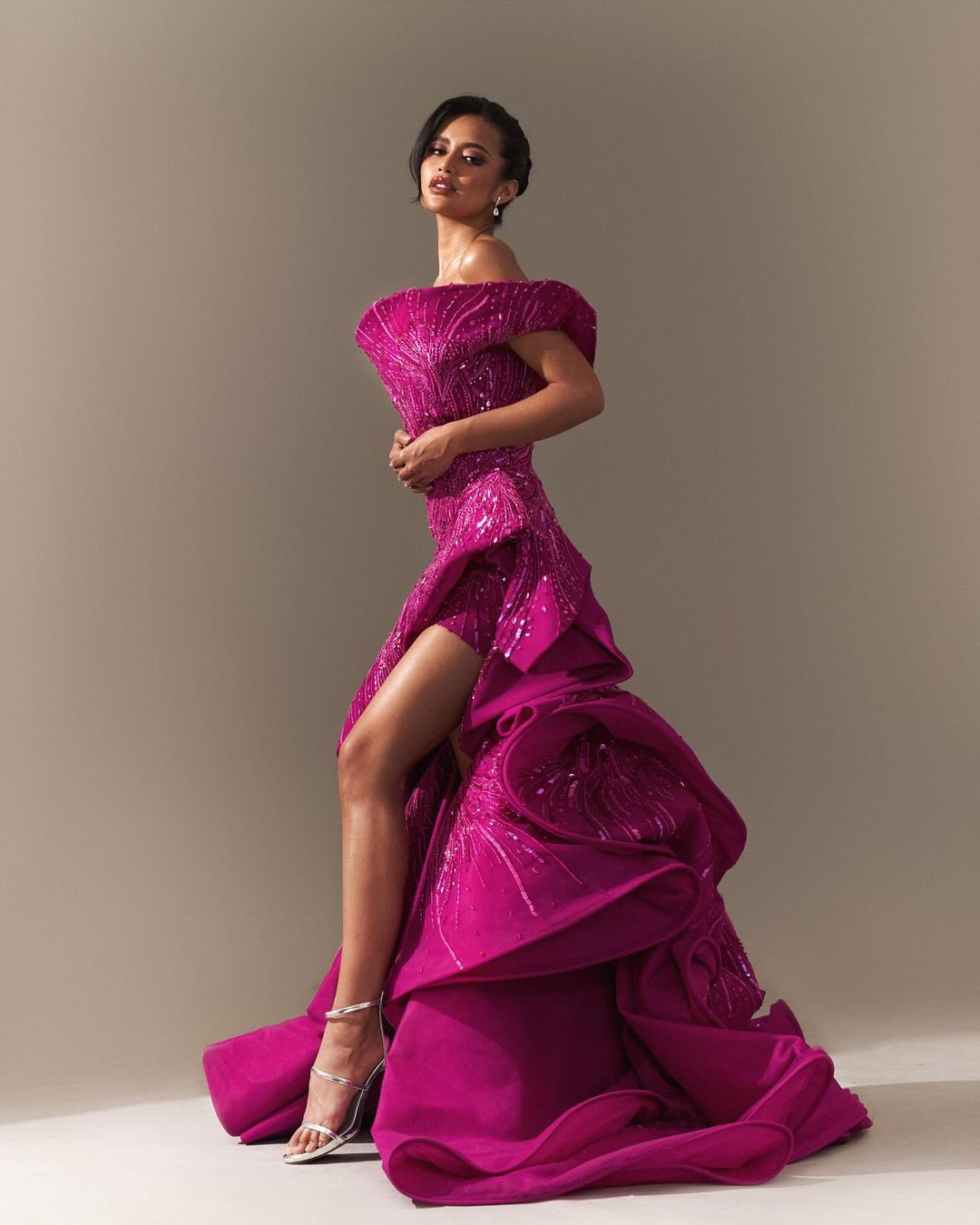 Trước đó, Krishnah Gravidez đã đăng quang danh hiệu Miss Charm Philippines 2024. Tuy nhiên, hồi tháng 6 cô đã từ bỏ danh hiệu.