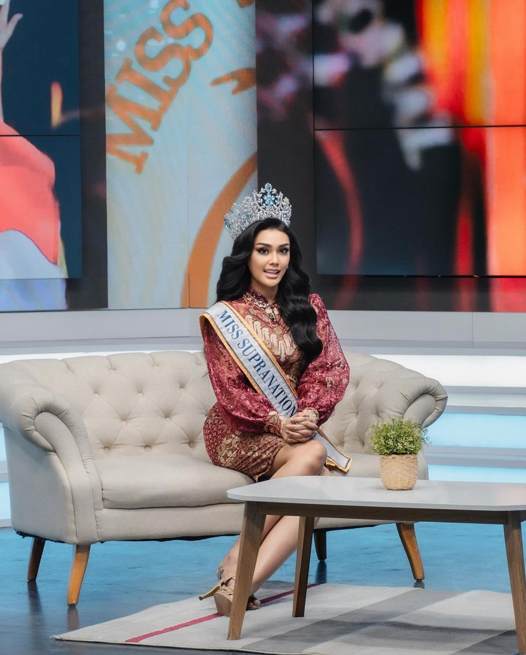 "Trong đêm chung kết, họ quay cận cảnh cờ Indonesia và đại diện của Puteri Indonesia ở hàng đầu tiên rất lâu, ngang hàng với các đối tác tài trợ khác như nước khoáng, sữa chua và pho mát", Carsten Mohr viết.