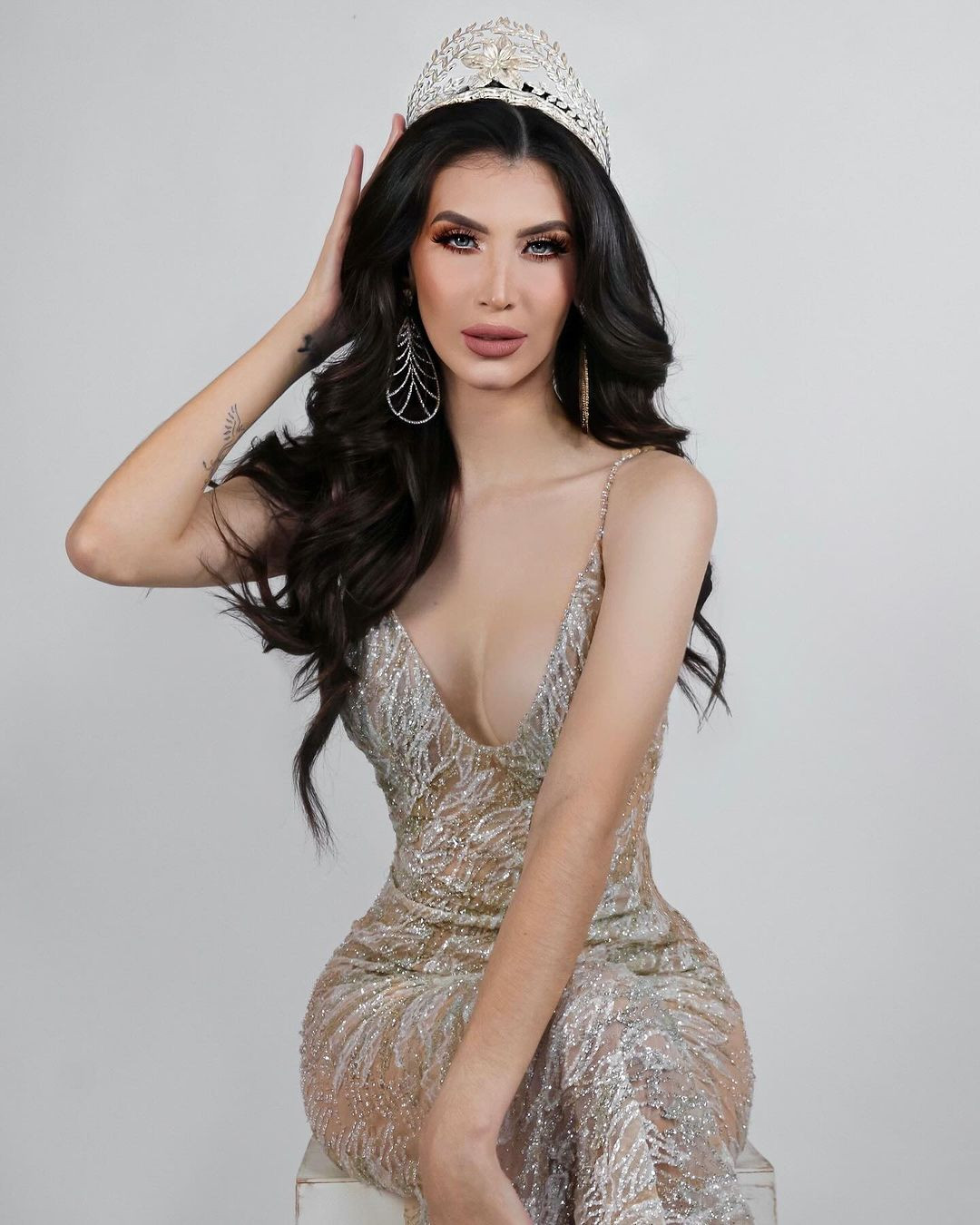 Đại diện Paraguay - Jimena Sosa - có gần 36.000 người theo dõi. Người đẹp năm nay 21 tuổi, cao 1,75 m. Cô là người mẫu chuyên nghiệp, có thể nói được tiếng Anh và Tây Ban Nha. Jimena Sosa từng đại diện Paraguay tham dự Hoa hậu Hòa bình Quốc tế 2021 nhưng không giành thành tích.